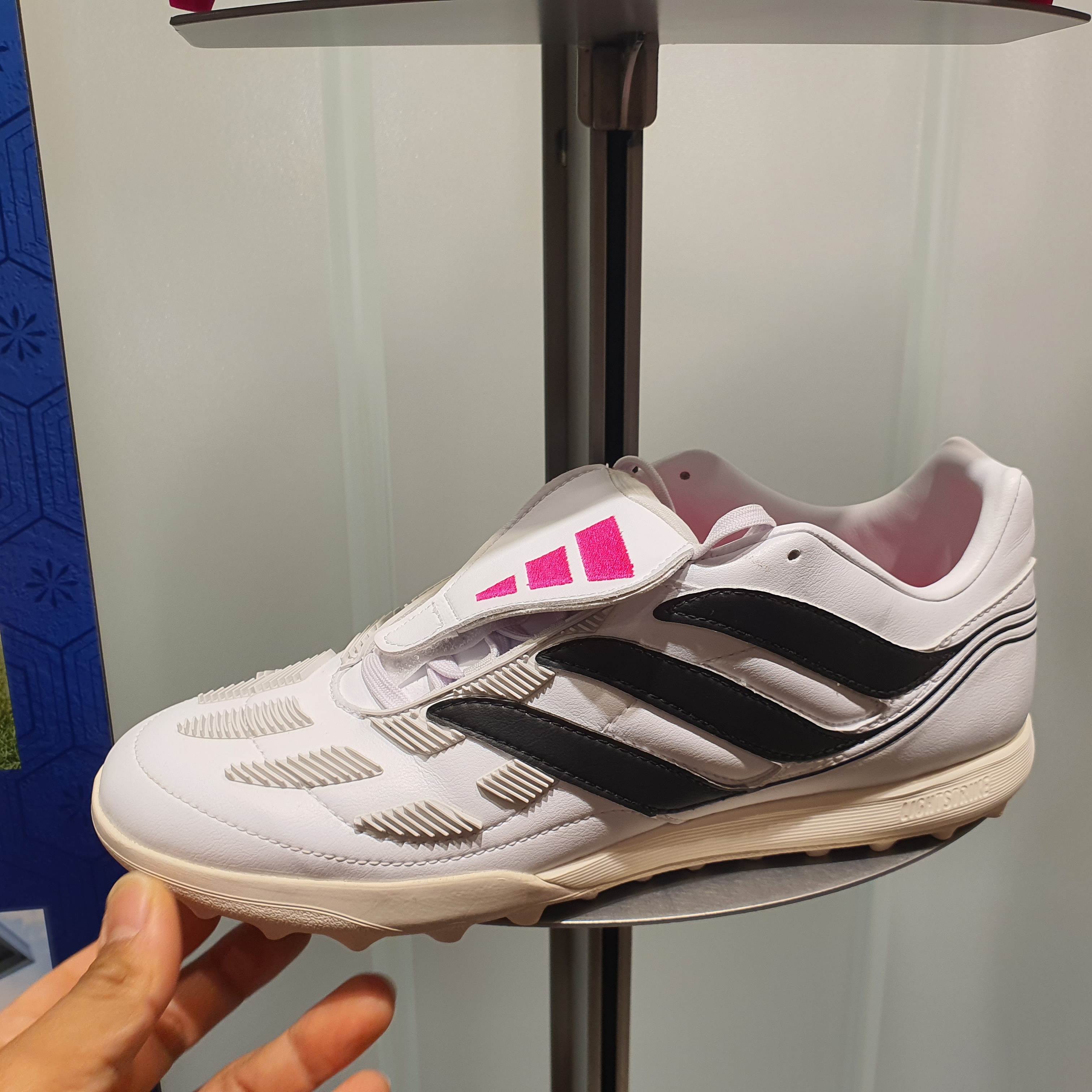 Adidas Predator Precision.1 TF Cloud White Team Shock Pink 착용 스타일 - 2