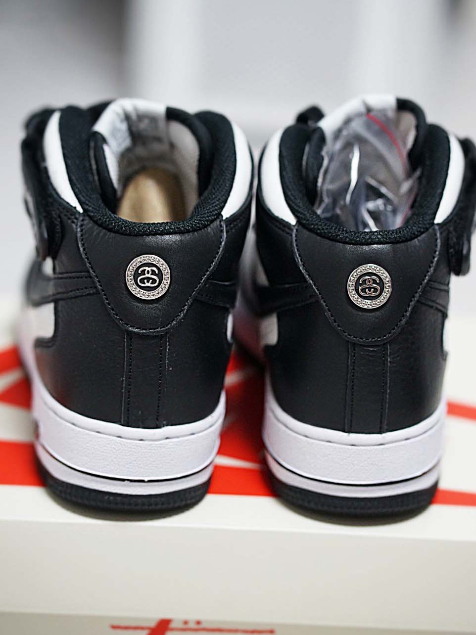 Nike x Stussy Air Force 1 '07 Mid SP Black and Light Bone 착용 스타일 - 3