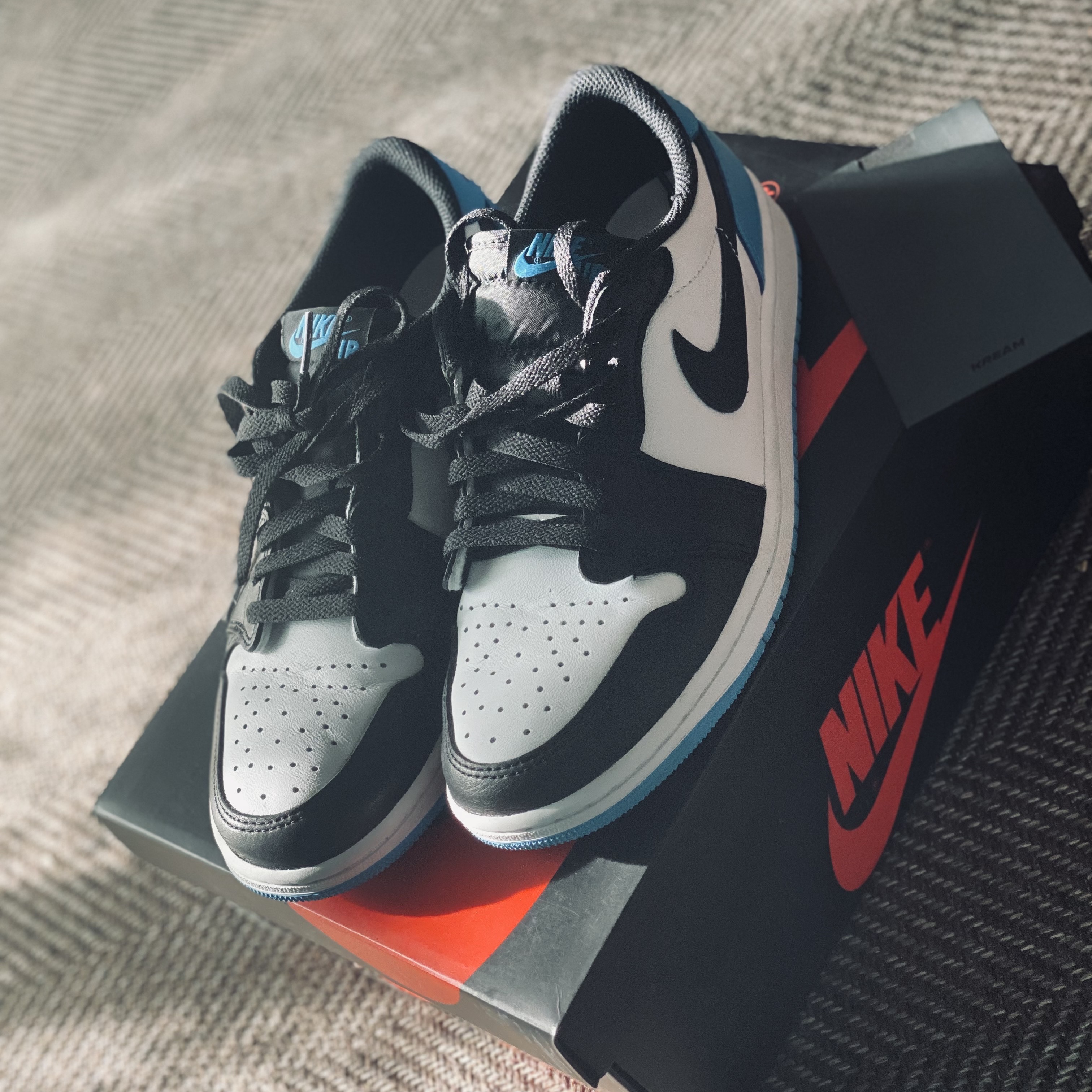 Jordan 1 Retro Low OG Black and Dark Powder Blue 착용 스타일