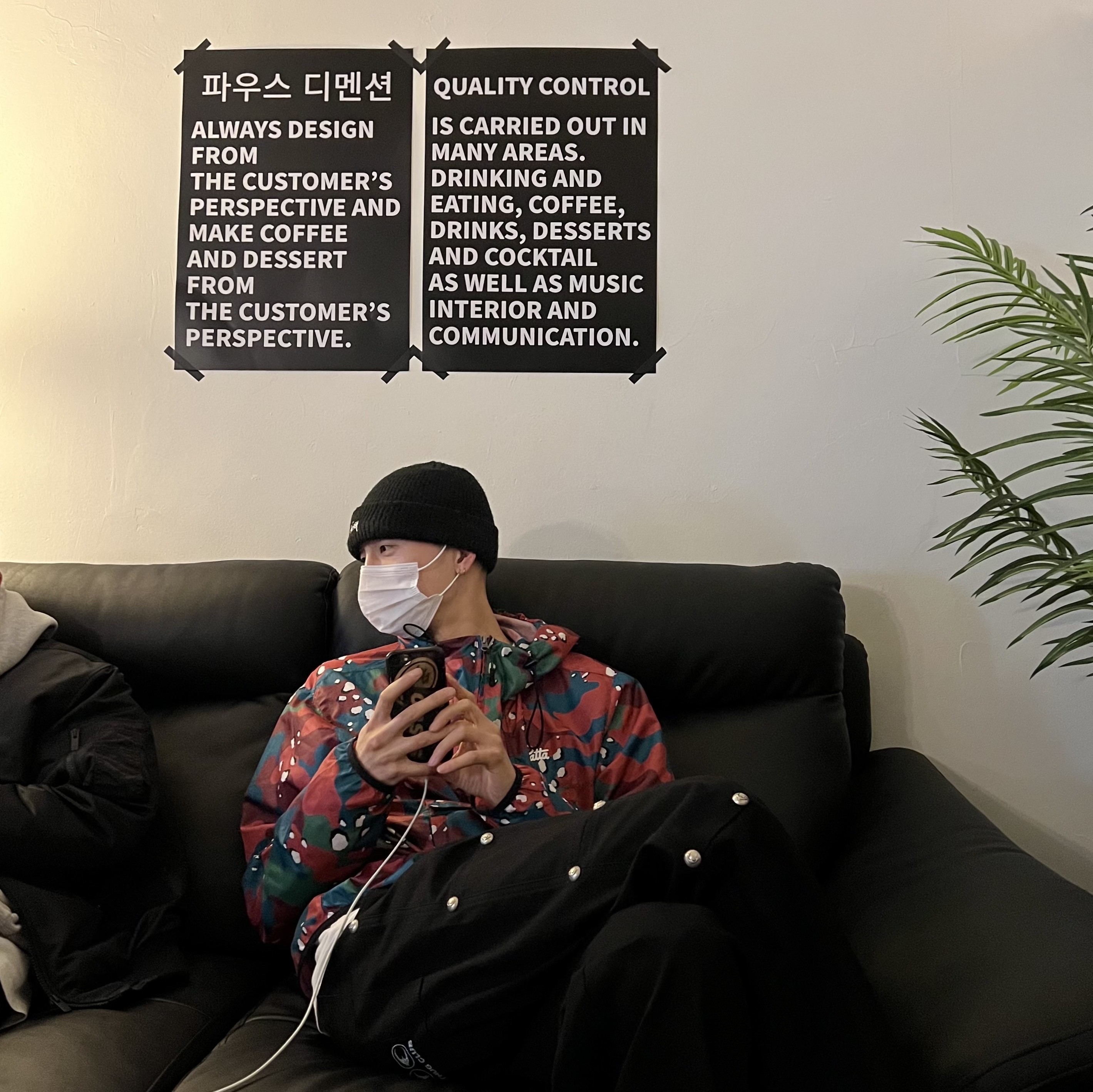 Stussy Basic Cuff Beanie Black 착용 스타일 - 2