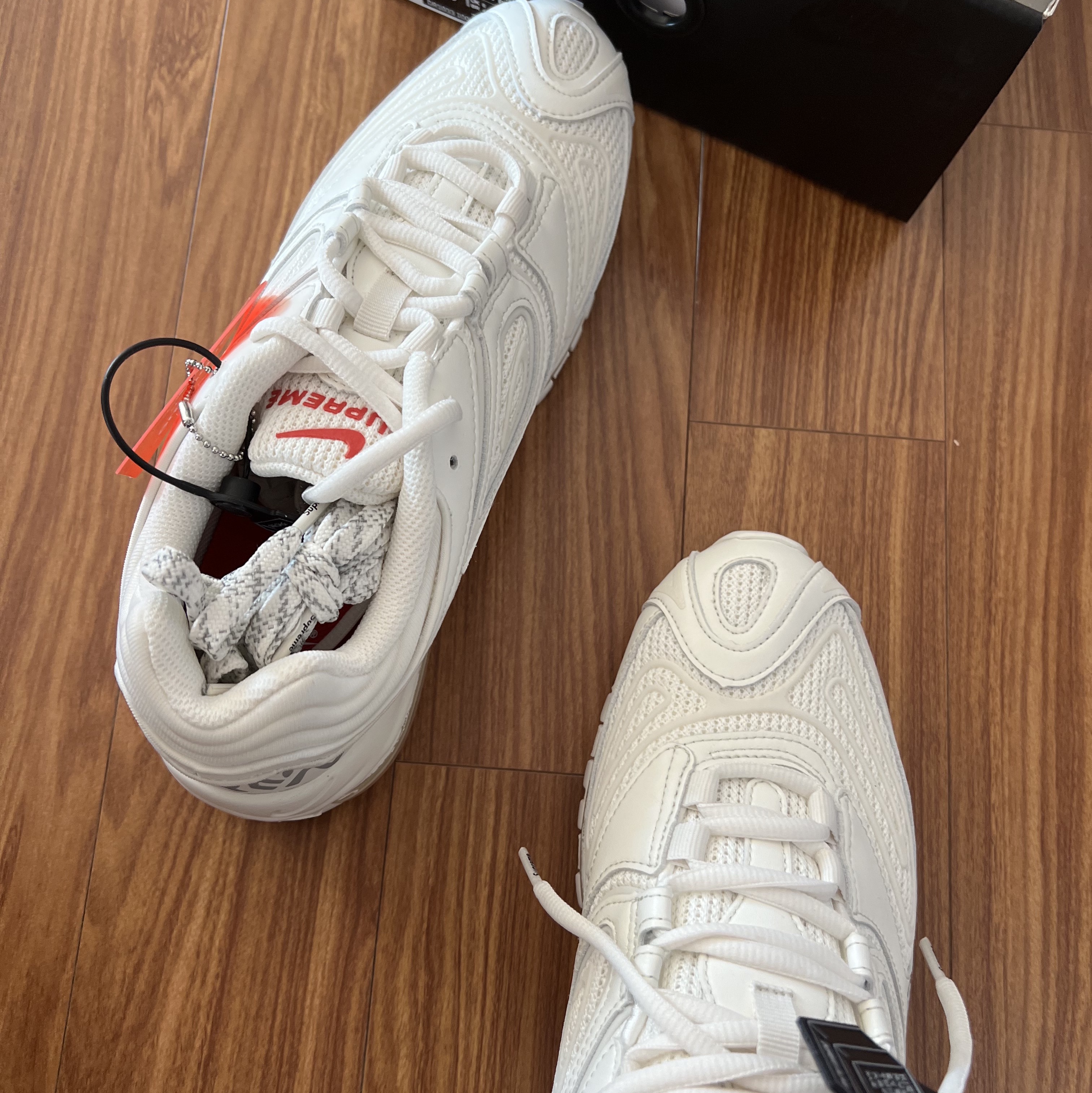 Nike x Supreme Air Max 98 TL White 착용 스타일 - 3