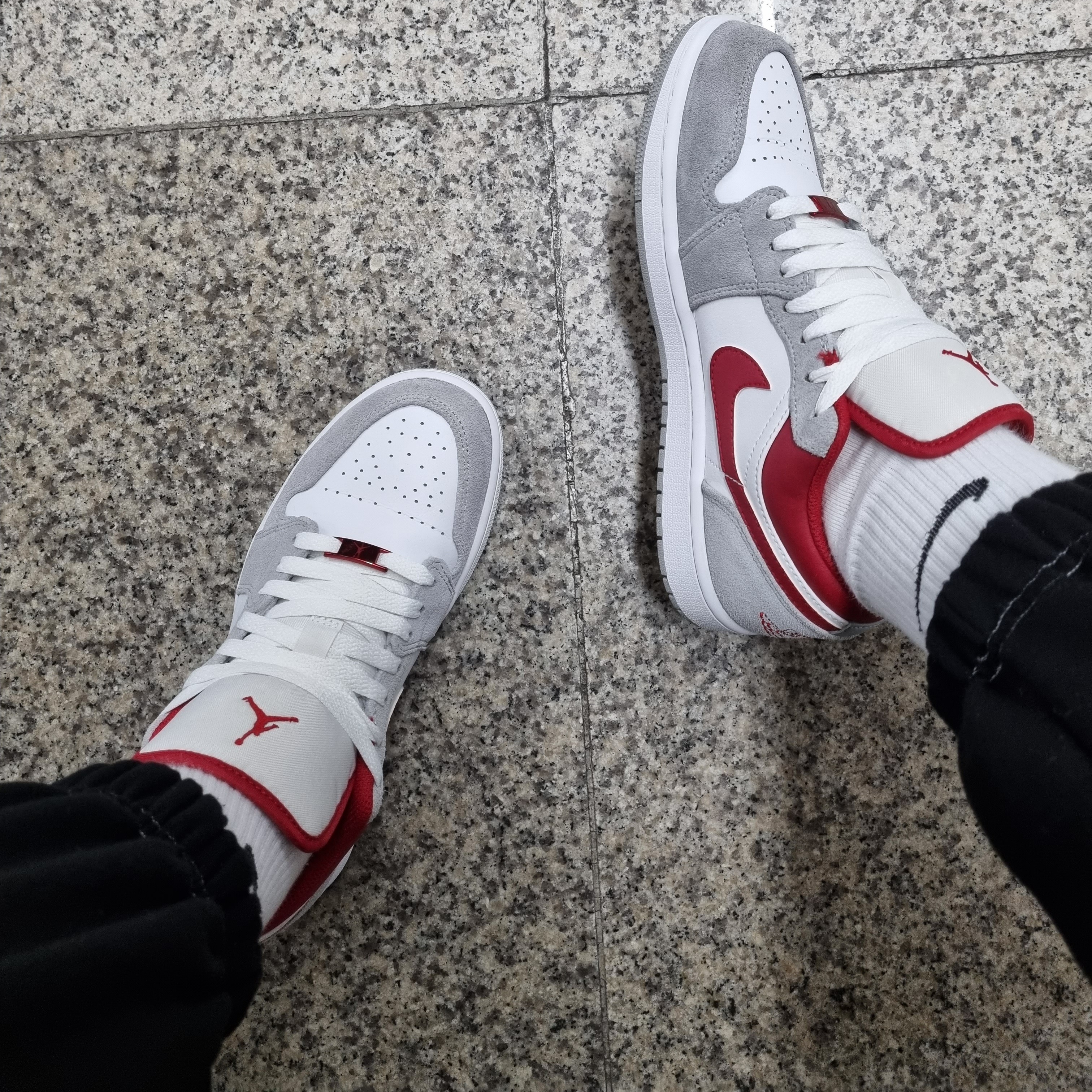 Jordan 1 Low SE Light Smoke Grey Gym Red 착용 스타일