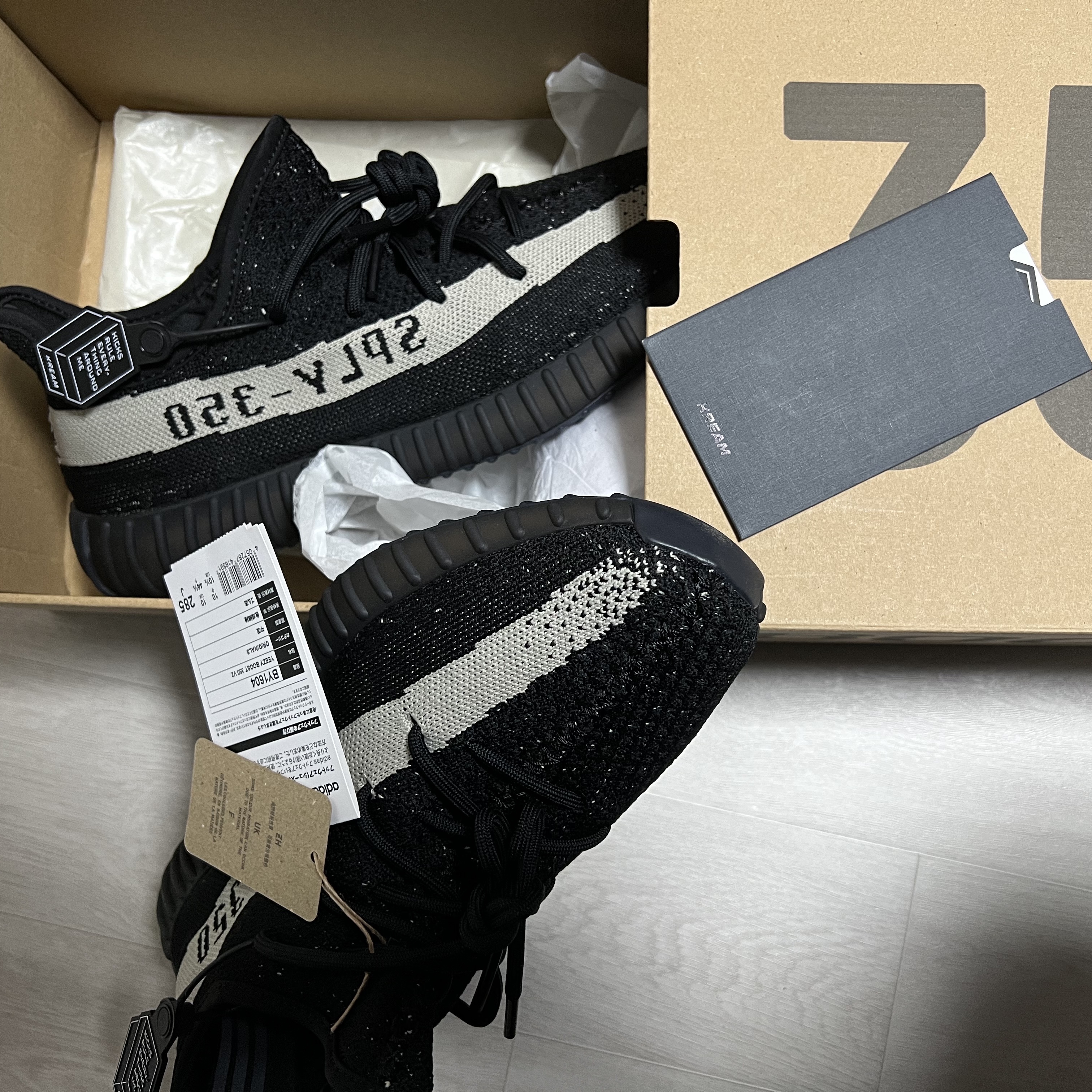 Adidas Yeezy Boost 350 V2 Core Black White 2022 착용 스타일 - 2