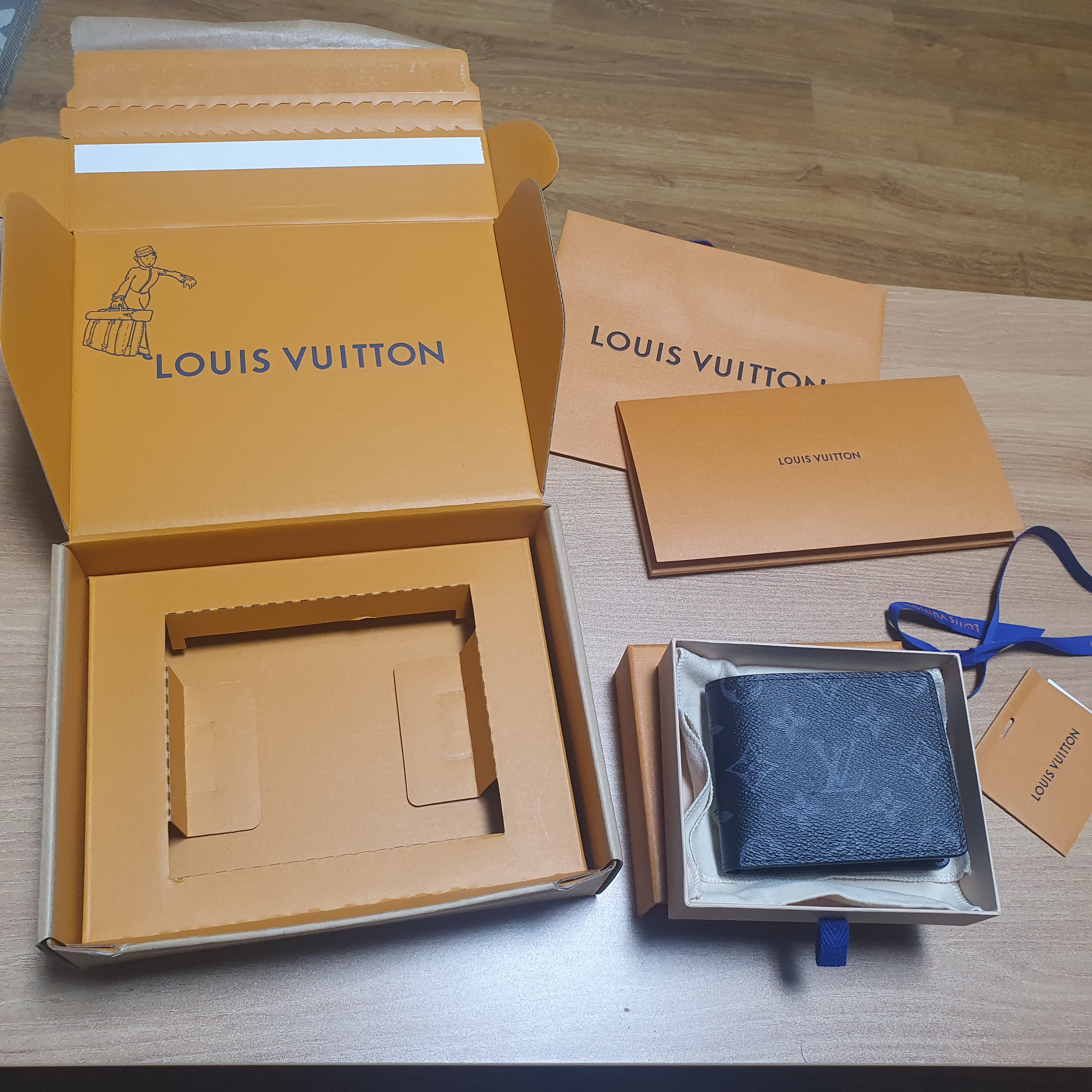 Louis Vuitton Slender Wallet Monogram Eclipse 착용 스타일 - 2