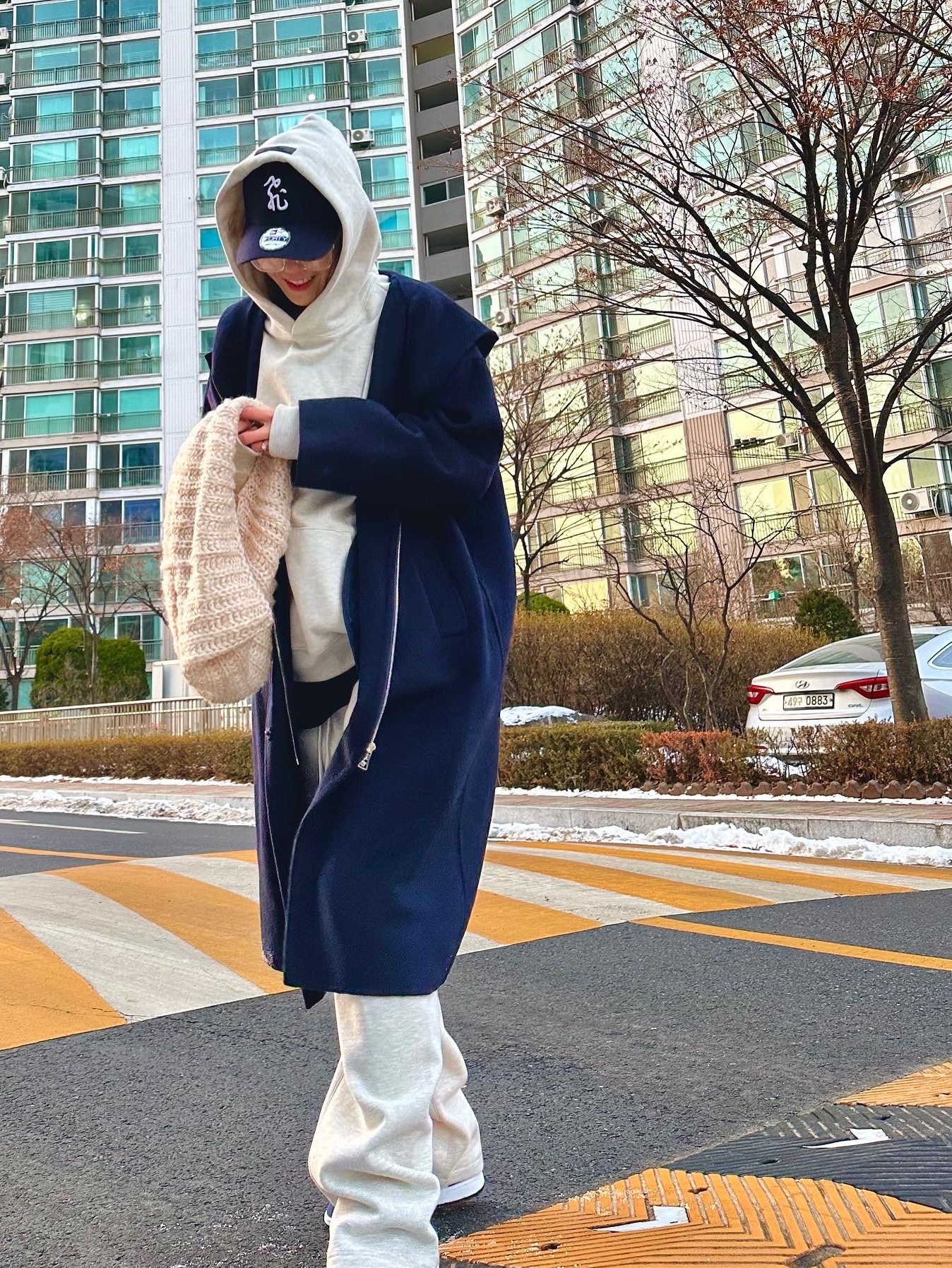 Jordan 1 Retro High OG CO.JP Midnight Navy, Essentials The Core Collection Hoodie Light Oatmeal 착용 스타일 - 1