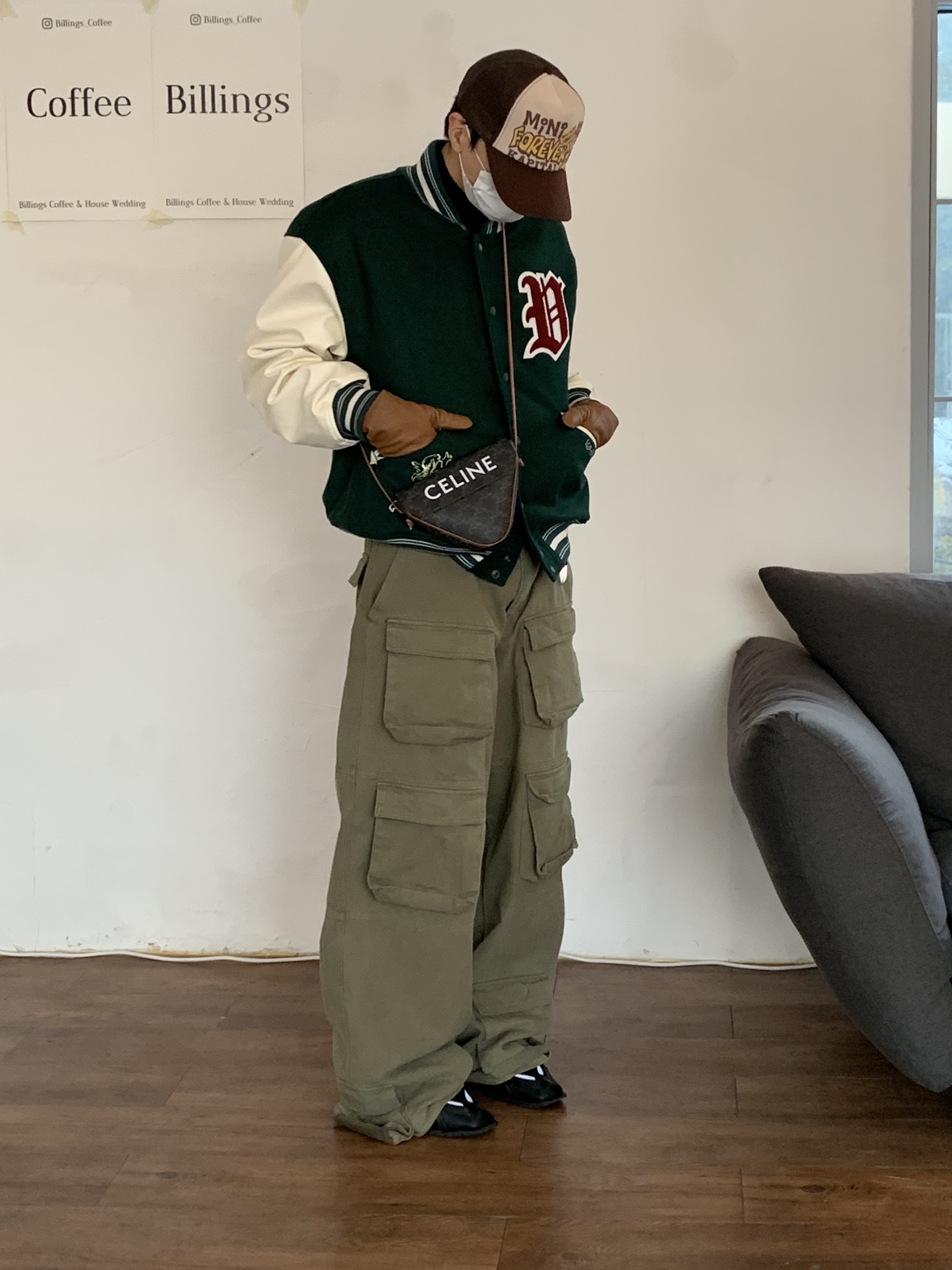 Nike x Martine Rose Shox MR4 Black, Celine Triangle Bag in Triomphe Canvas with Celine Print Tan 착용 스타일 - 1
