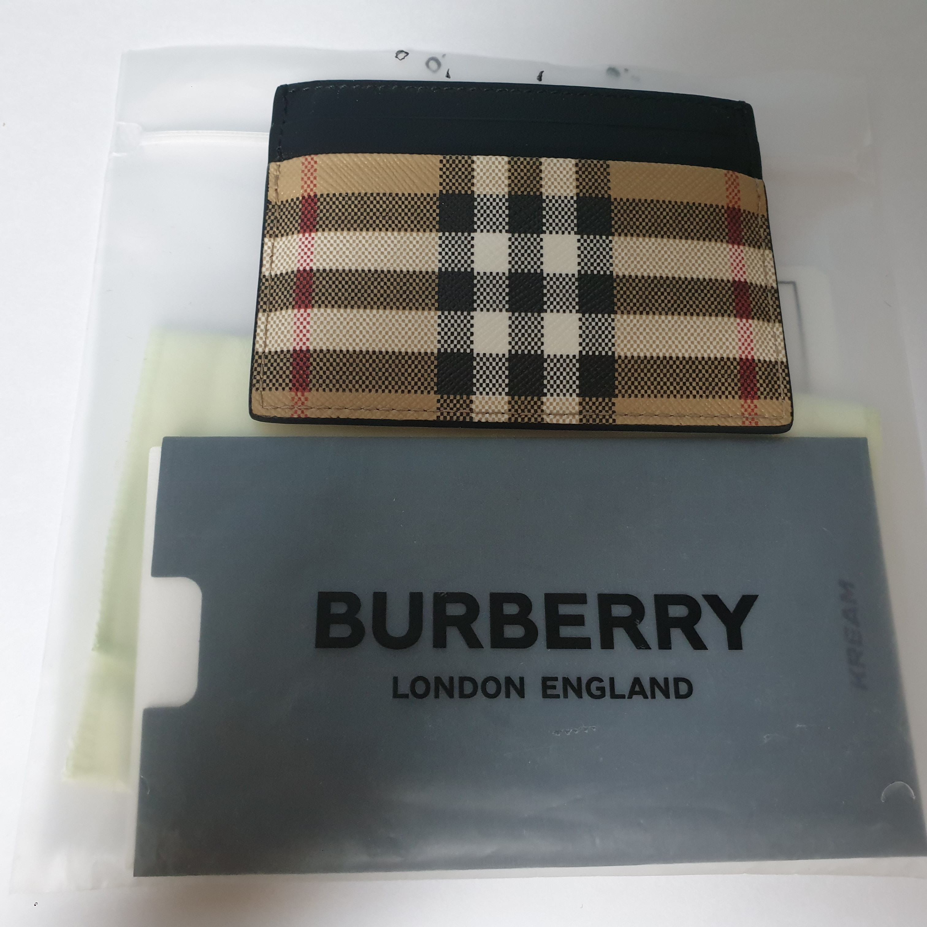 Burberry Vintage Check Leather Card Case Archive Beige 착용 스타일