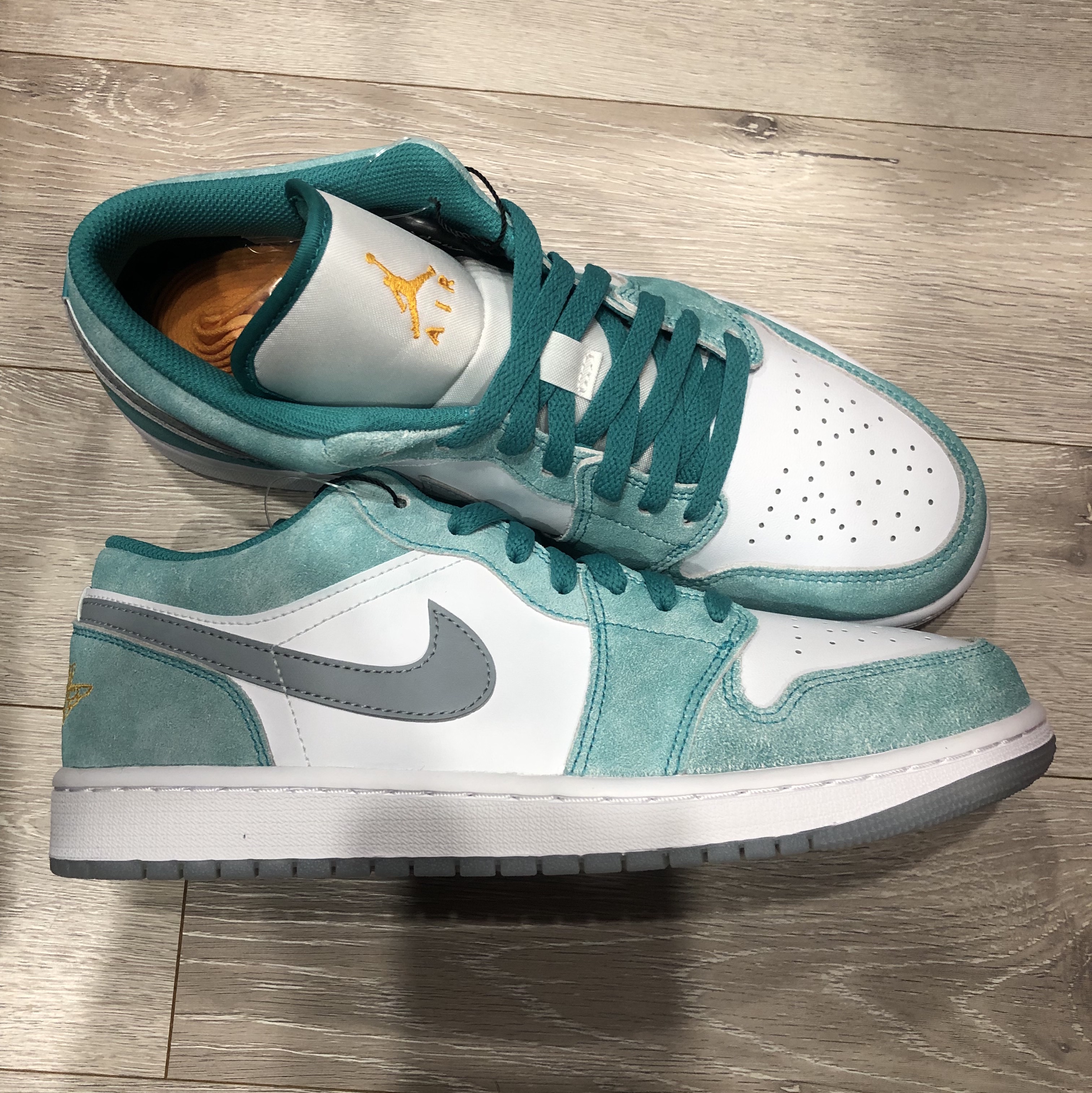 Jordan 1 Low SE New Emerald 착용 스타일