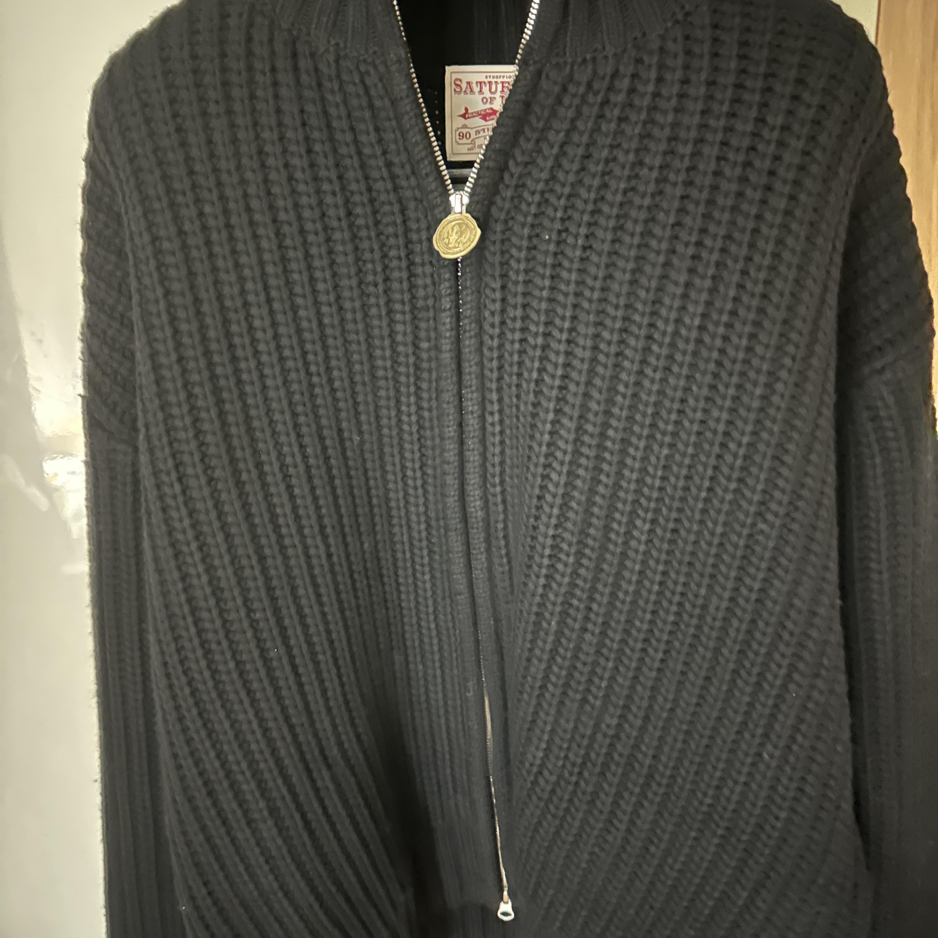 [KREAM 단독] STU High Neck Zip Up Sweater Black 착용 스타일