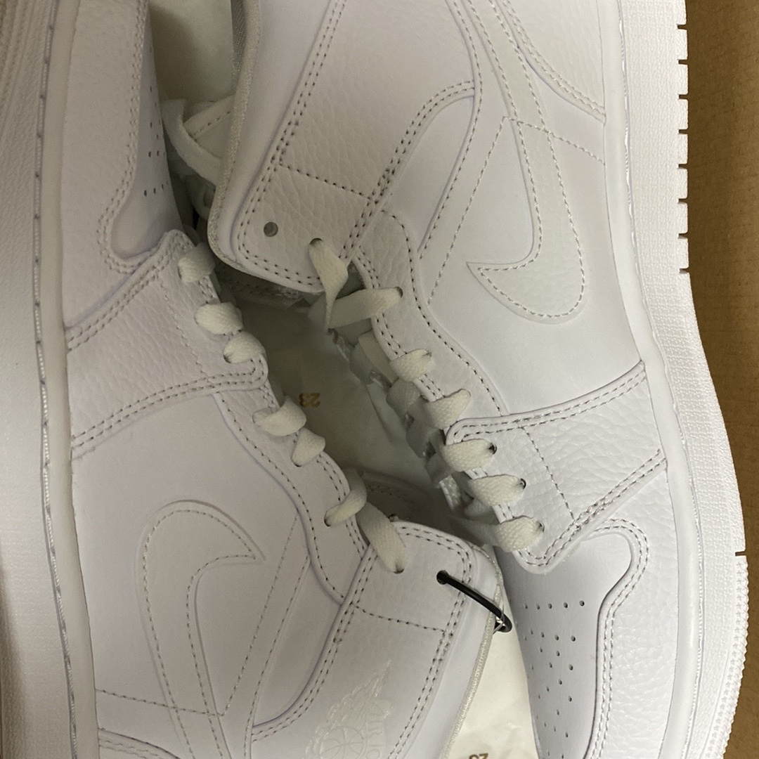 Jordan 1 Mid Triple White 착용 스타일