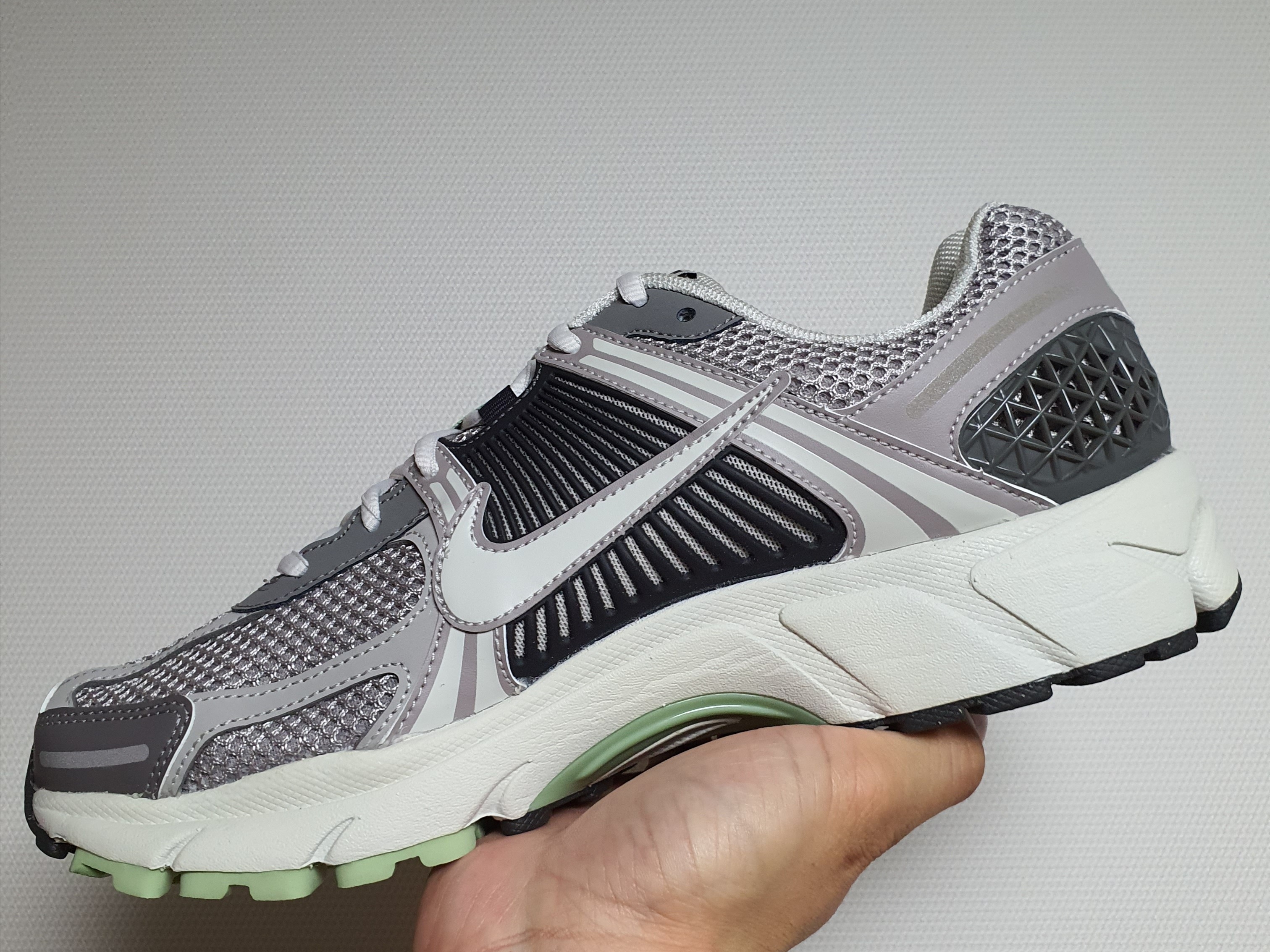 (W) Nike Zoom Vomero 5 Cobblestone and Flat Pewter 착용 스타일 - 1