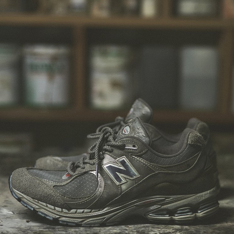 New Balance 2002R Premium Vintage Grey 착용 스타일 - 1