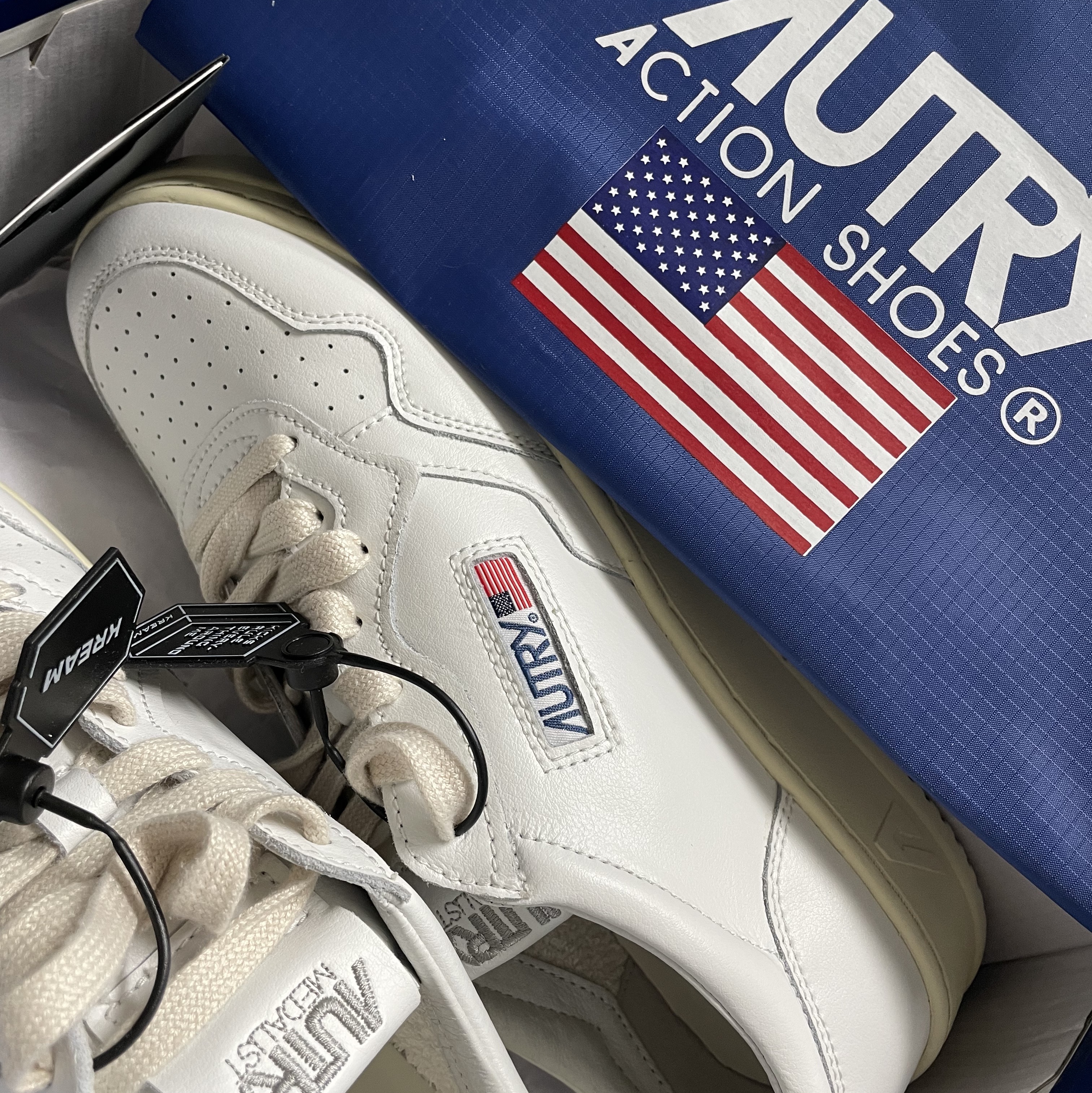 Autry Medalist Low Leather Sneakers White 착용 스타일