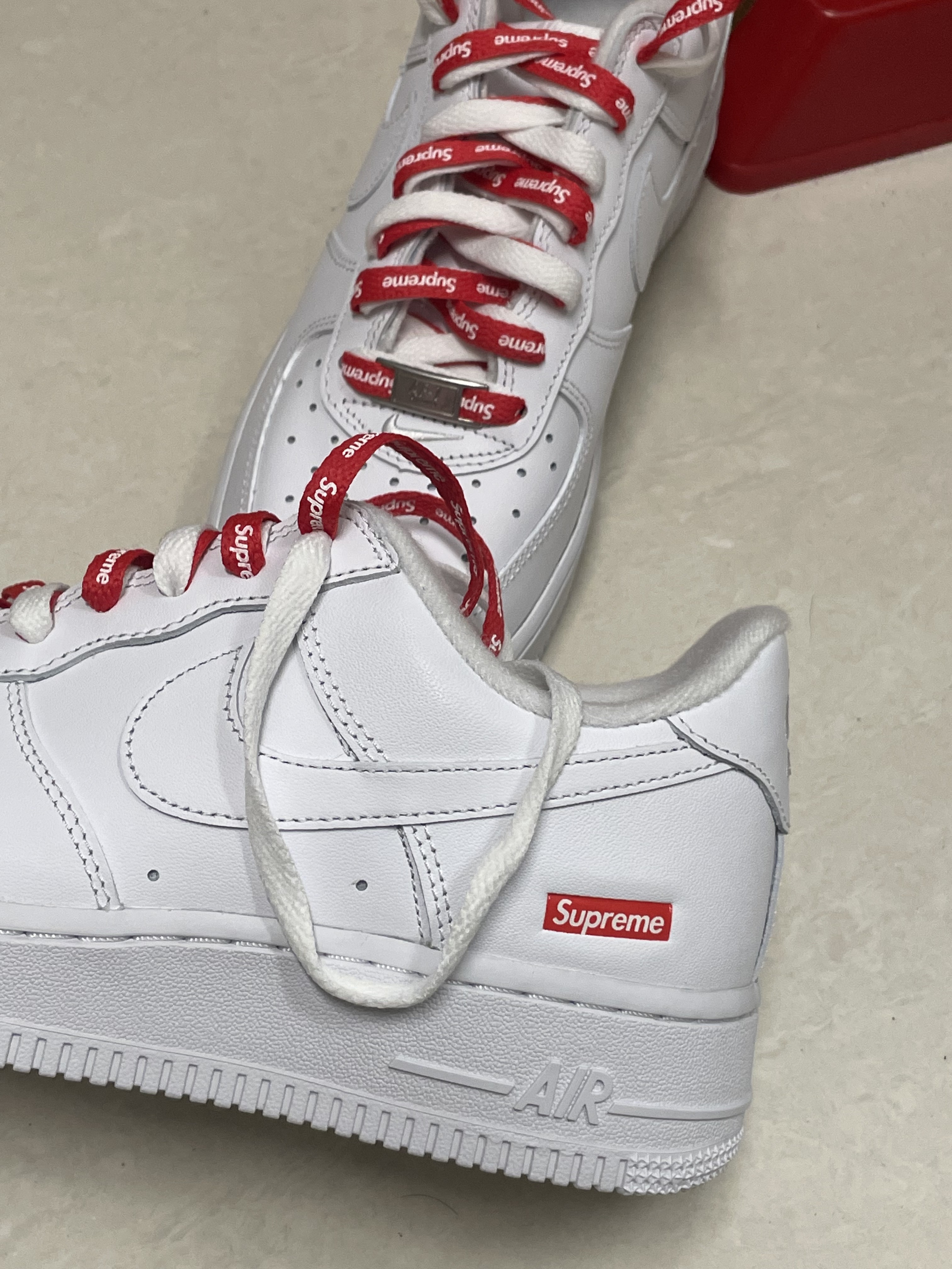 Nike x Supreme Air Force 1 Low White 착용 스타일 - 3
