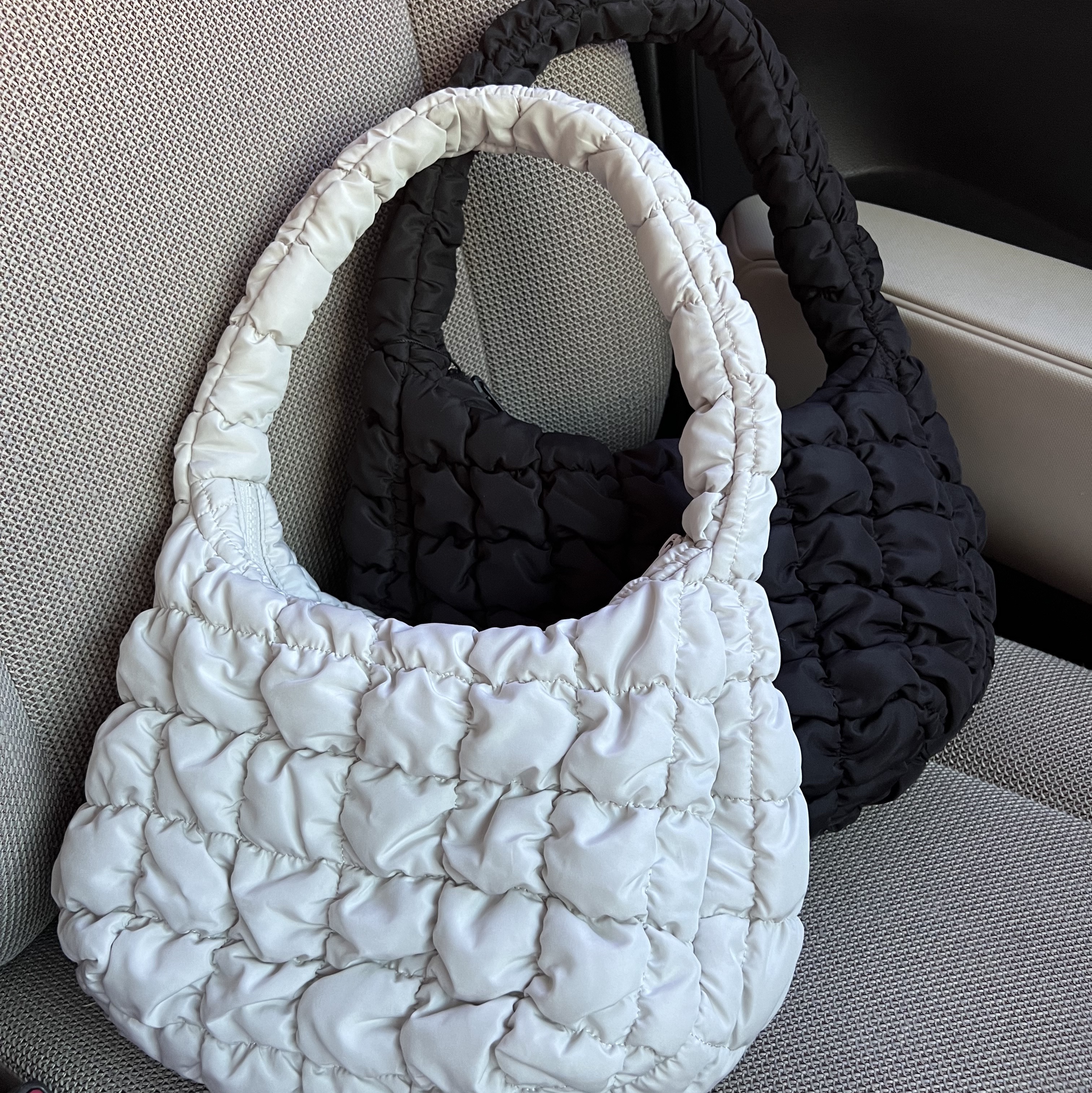 COS Quilted Mini Bag Black, COS Quilted Mini Bag Light Grey 착용 스타일