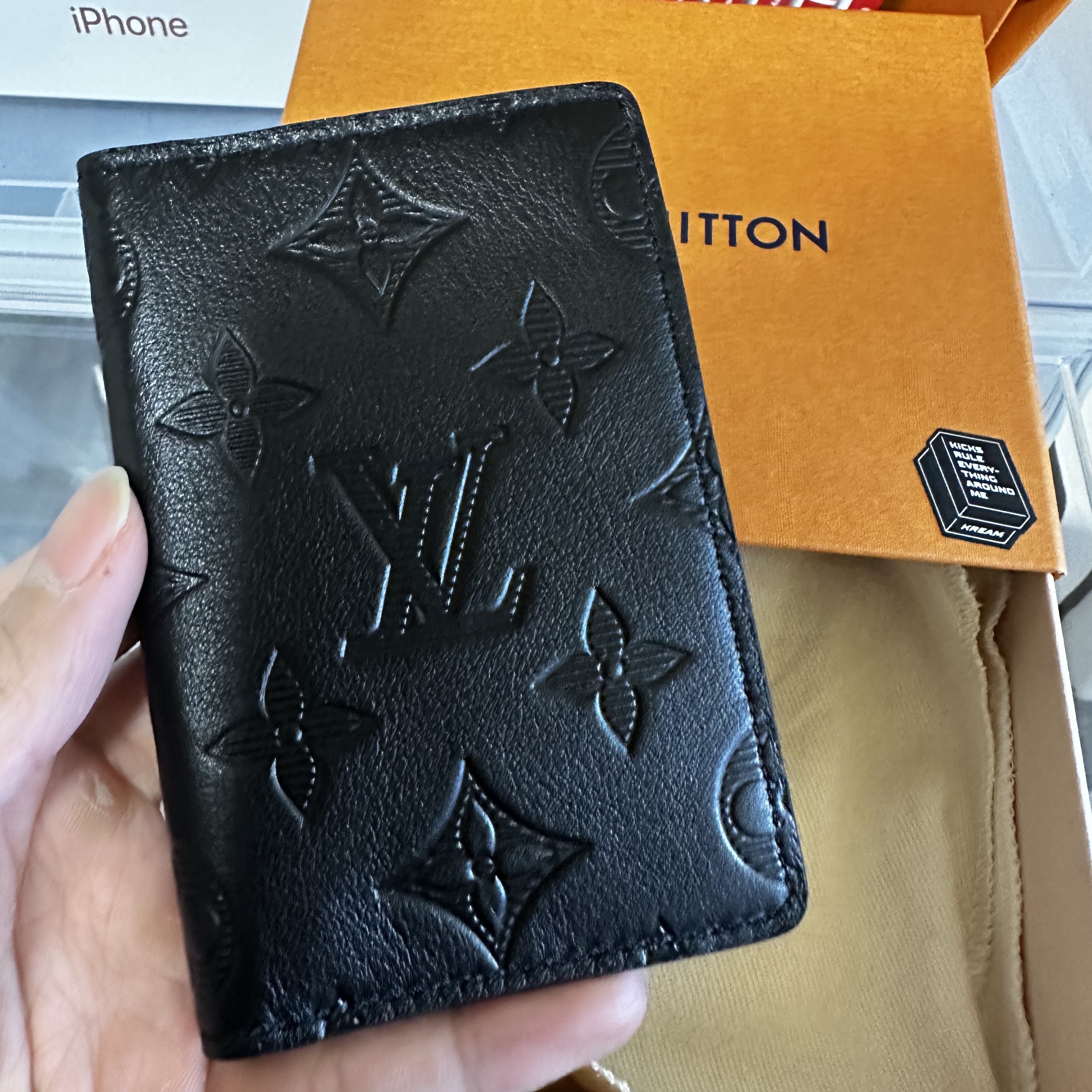 Louis Vuitton Pocket Organizer Monogram Shadow Black 착용 스타일