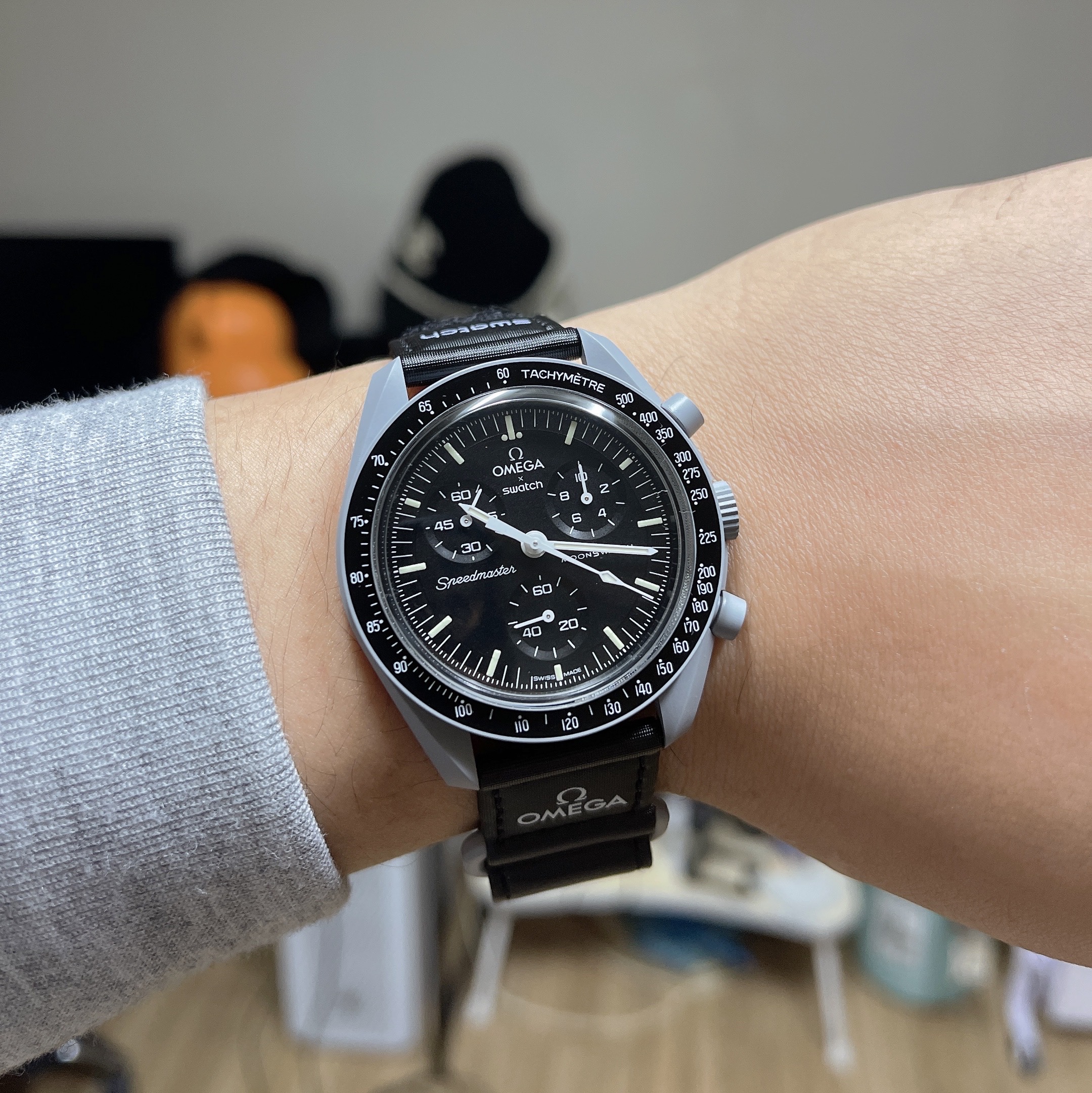 Swatch x Omega Bioceramic MoonSwatch Mission To The Moon 착용 스타일