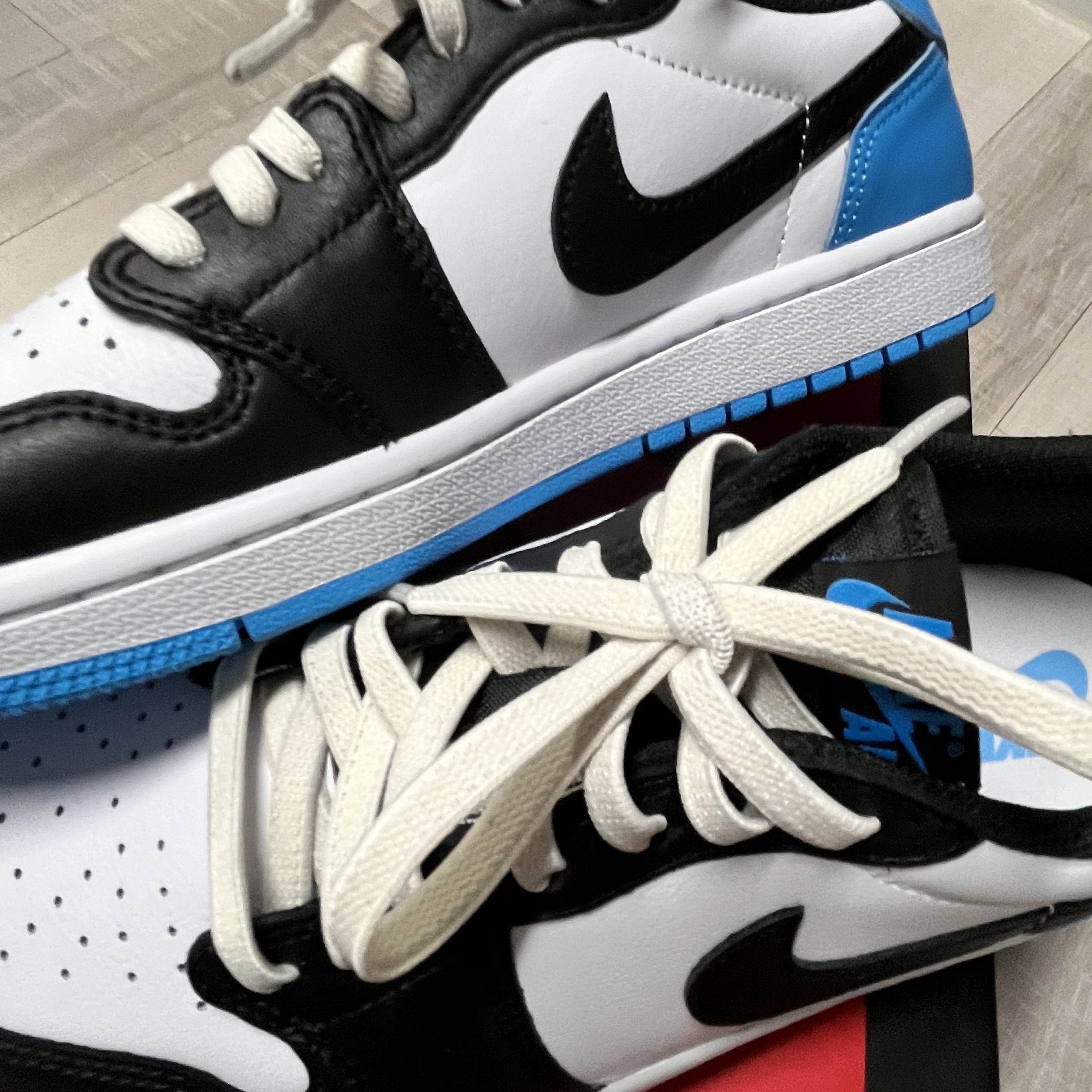 (W) Jordan 1 Retro Low OG Black and Dark Powder Blue 착용 스타일 - 3
