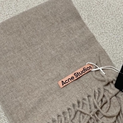Acne Studios Narrow Wool Fringe Muffler Oatmeal Melange 착용 스타일
