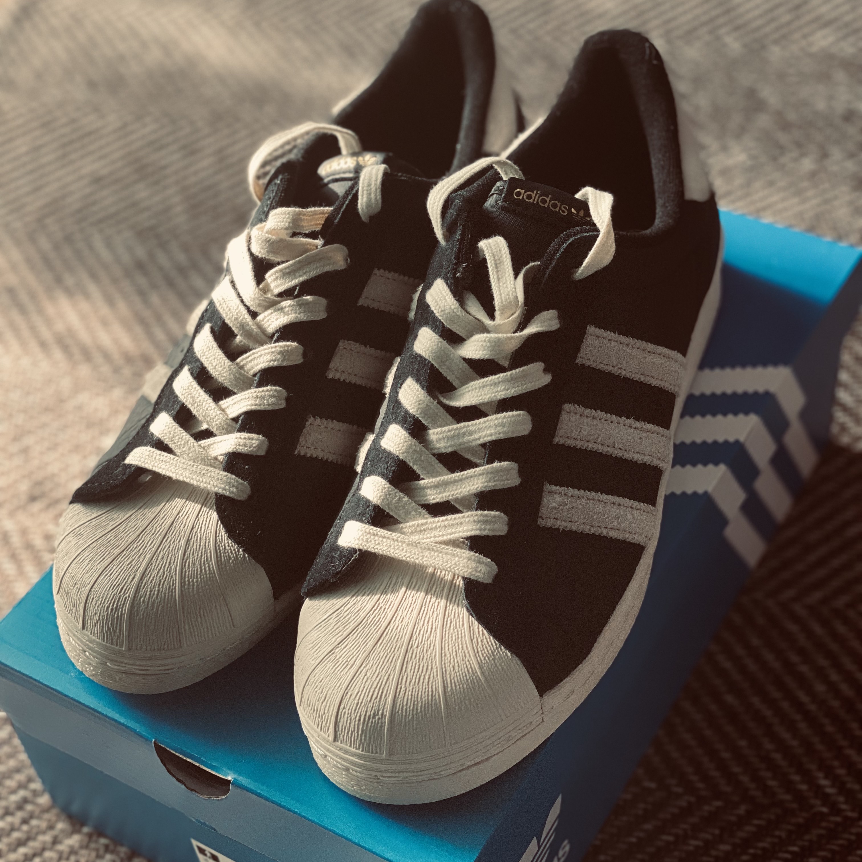 Adidas Superstar 82 Black White 착용 스타일