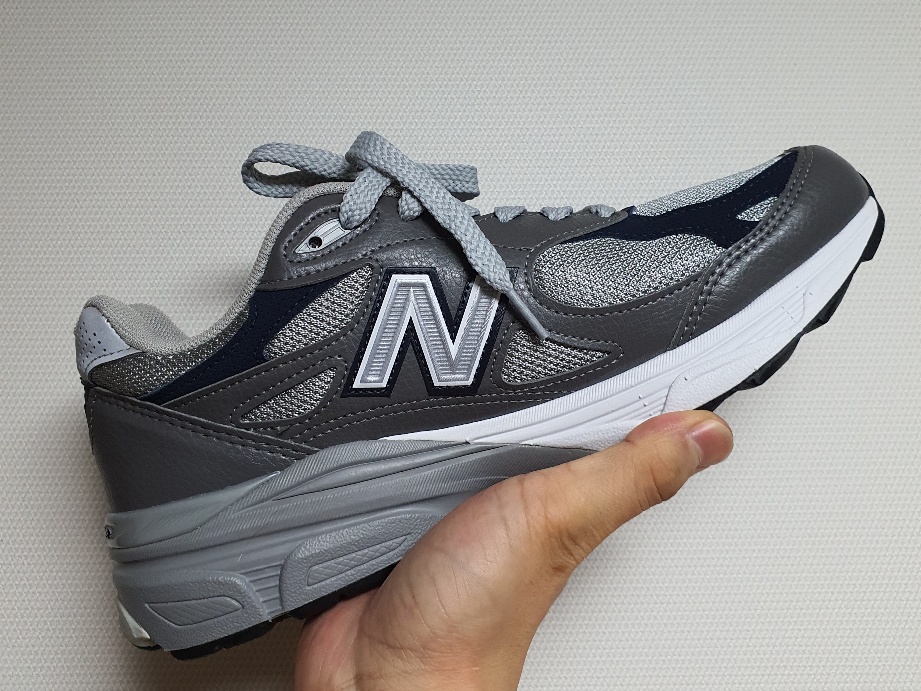 New Balance 990v3 Made in USA Smokey Grey Navy 착용 스타일 - 2