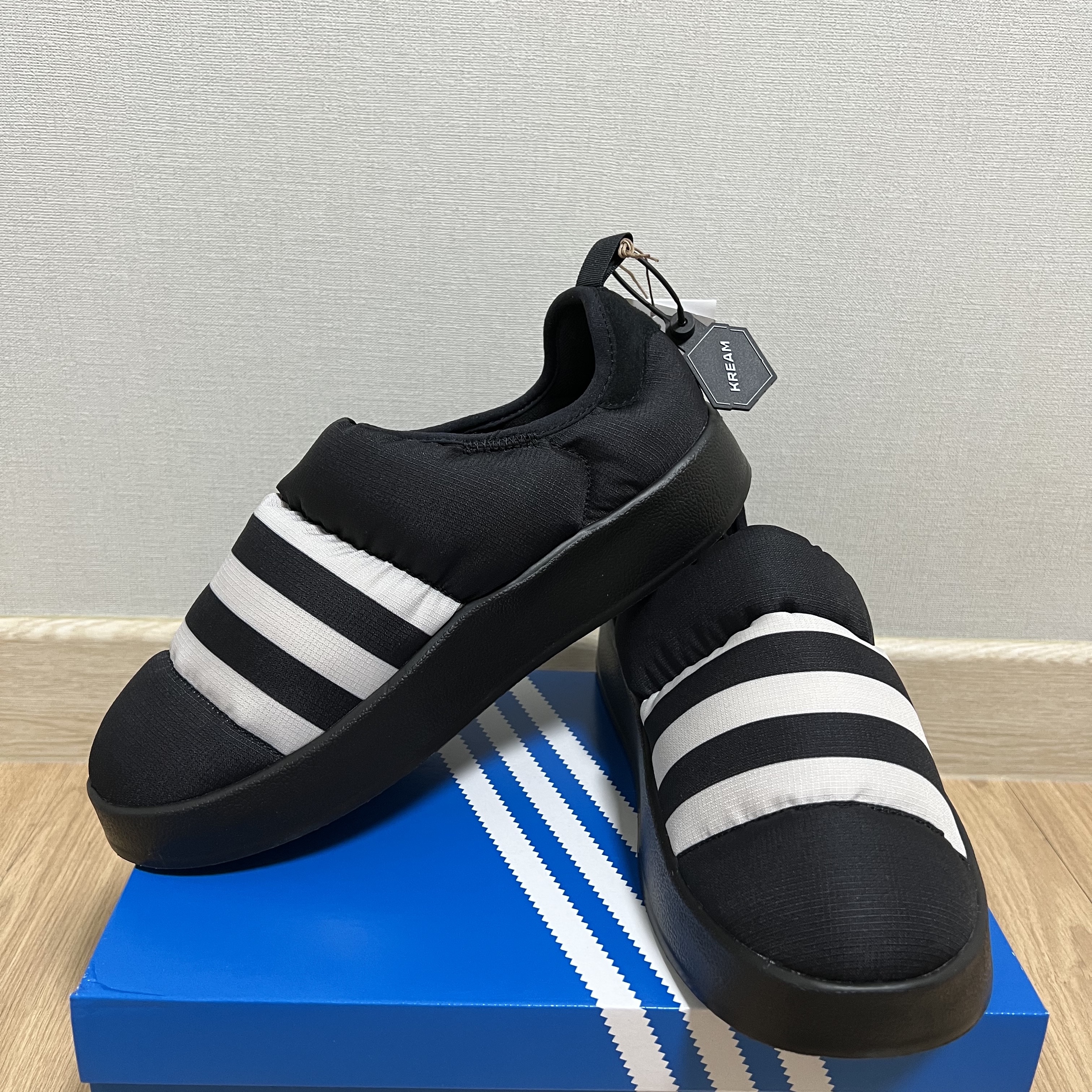 Adidas Puffylette Core Black 착용 스타일