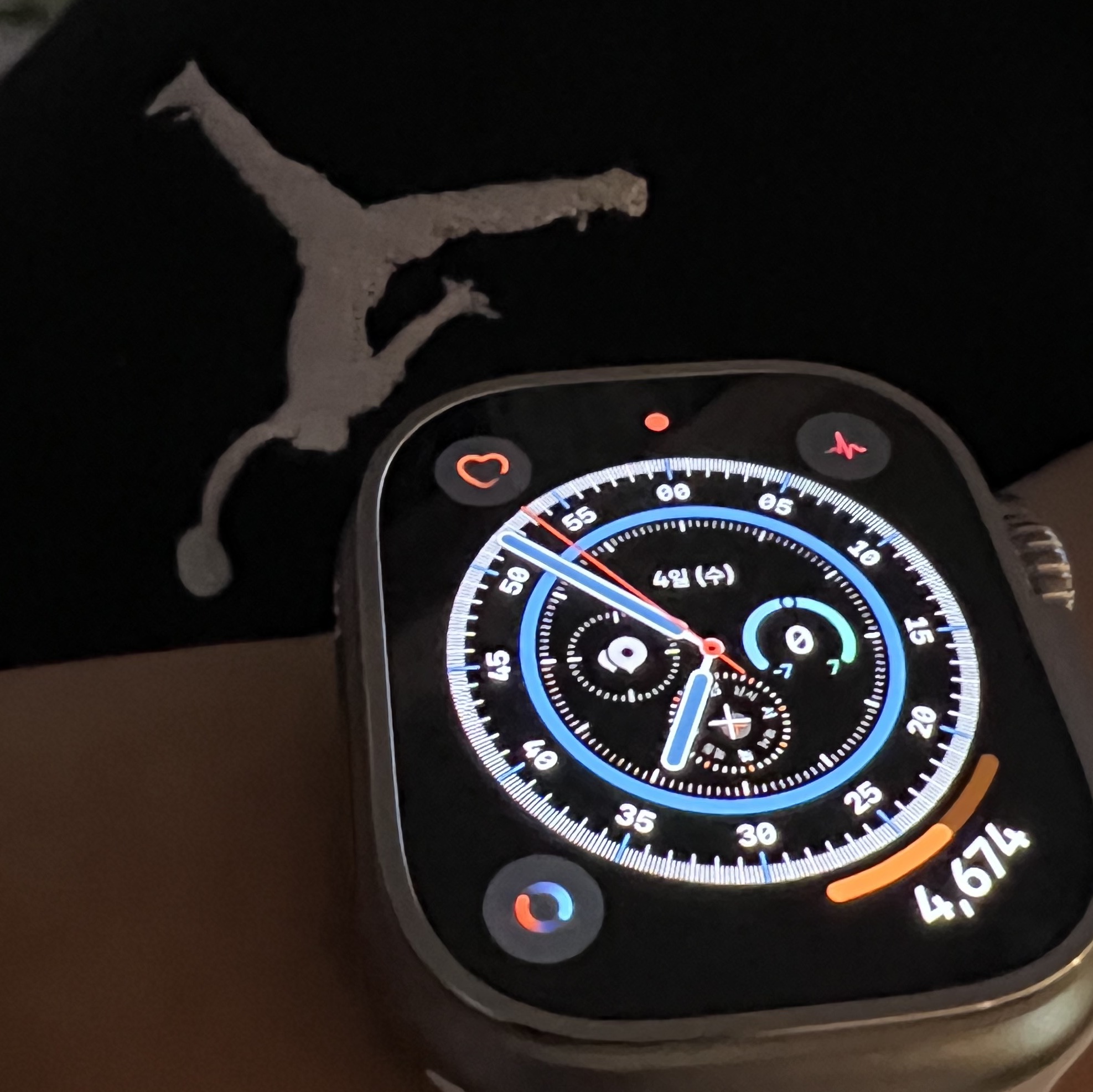 Apple Watch Ultra 49mm Titanium Case with Ocean Band White (Korean Ver.) 착용 스타일