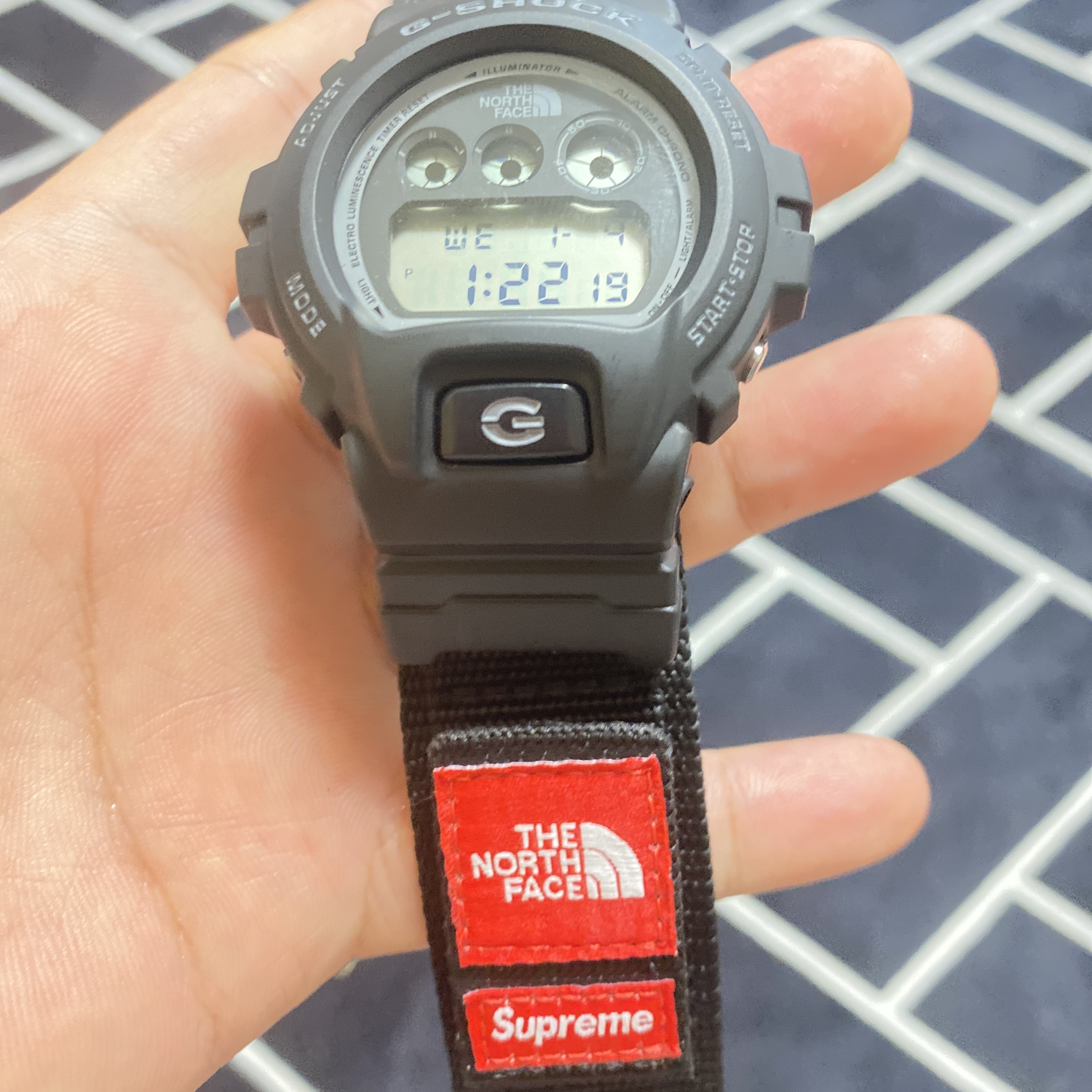 Casio G-Shock x Supreme x The North Face DW-6900 Black 착용 스타일 - 1
