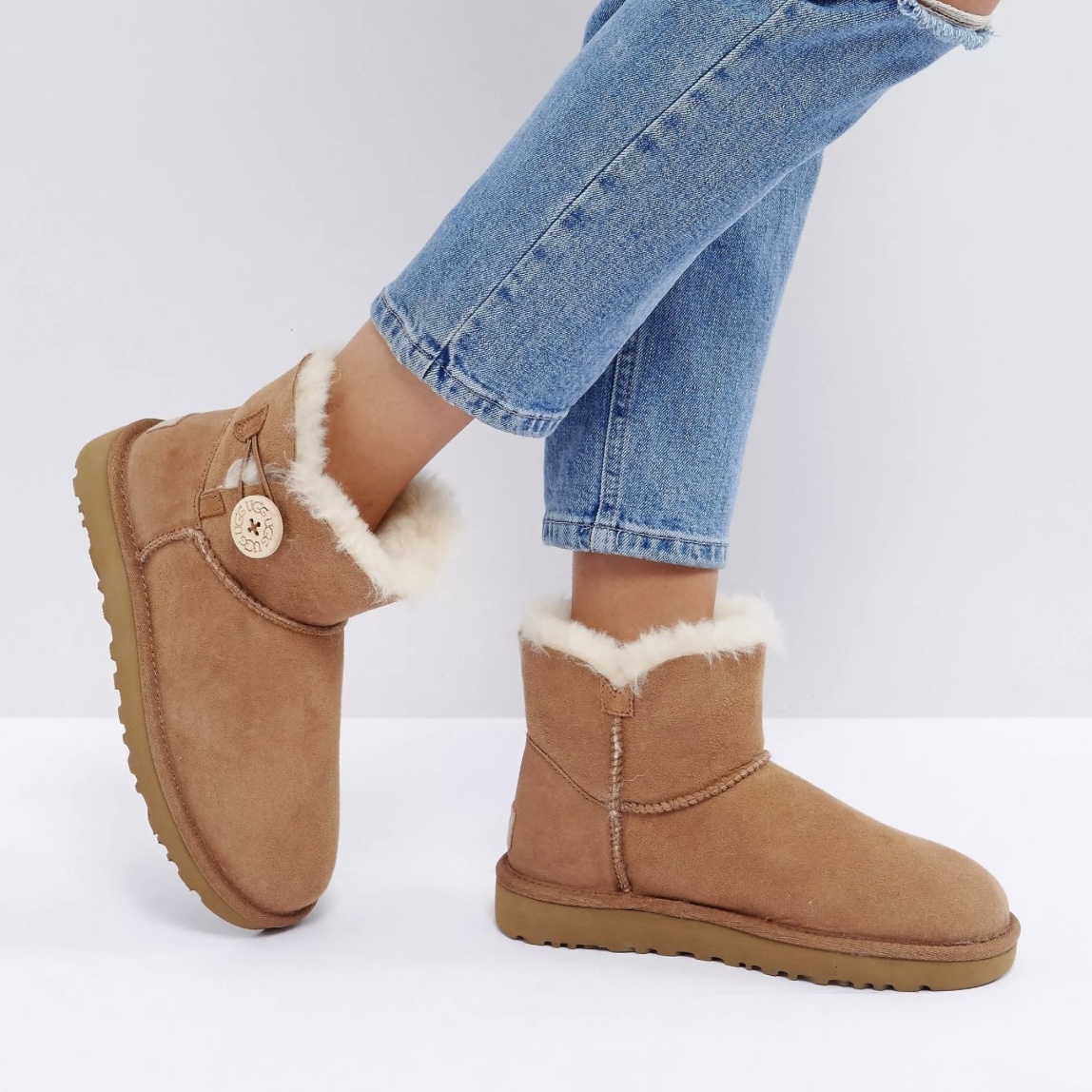 (W) UGG Mini Bailey Button II Boots Chestnut 착용 스타일 - 1
