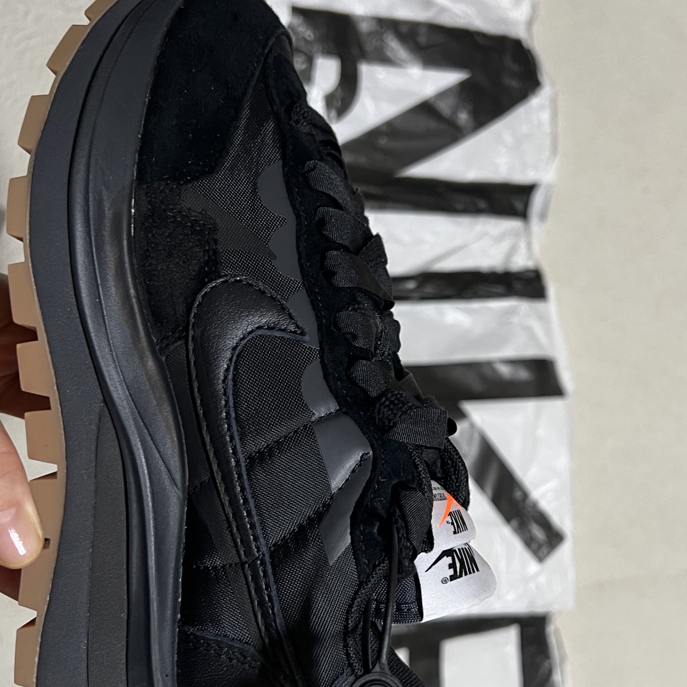Nike x Sacai VaporWaffle Black and Gum 착용 스타일 - 2