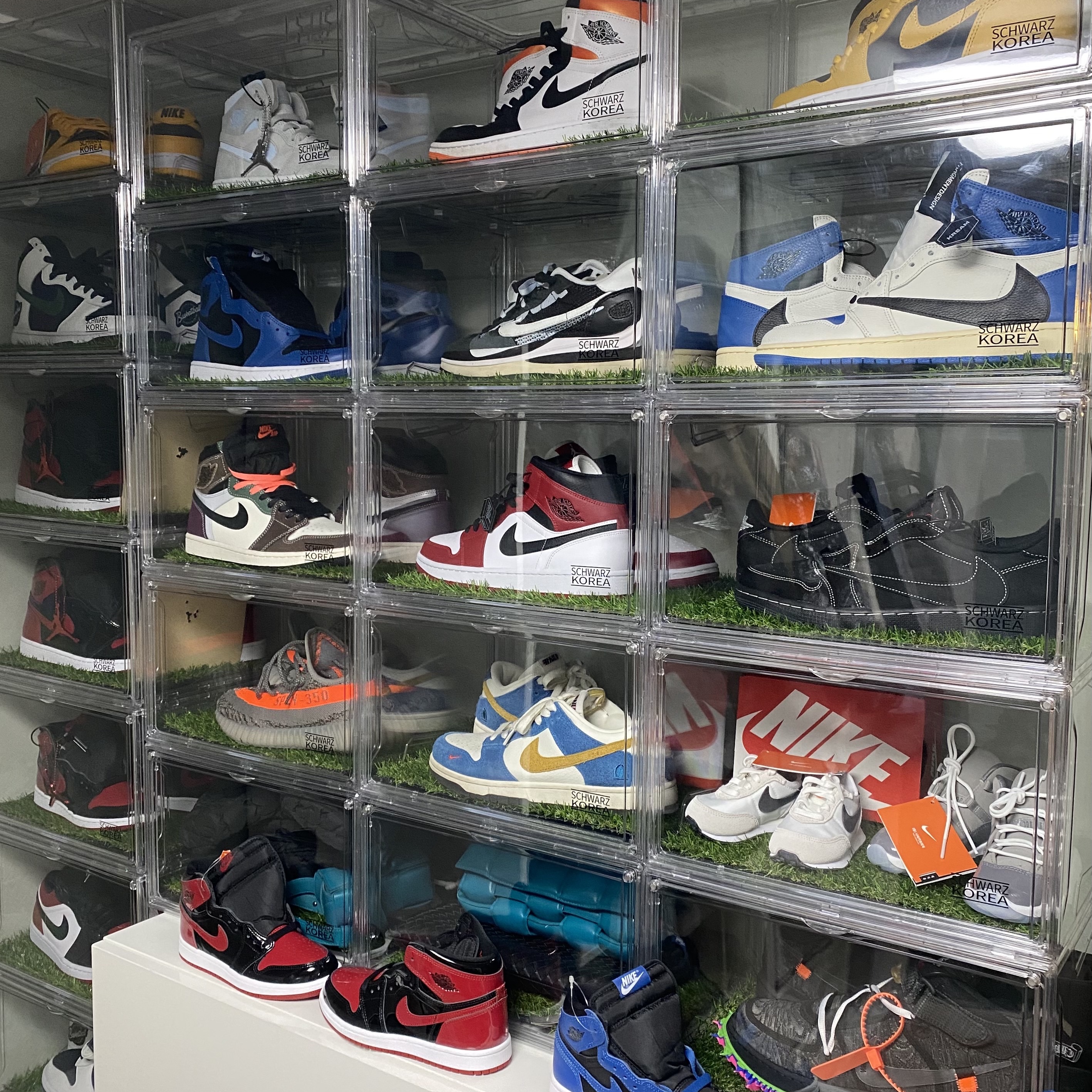 Jordan 1 x Travis Scott x Fragment Retro High OG SP Military Blue, Jordan 1 x Travis Scott Retro Low OG SP Black Phantom 착용 스타일