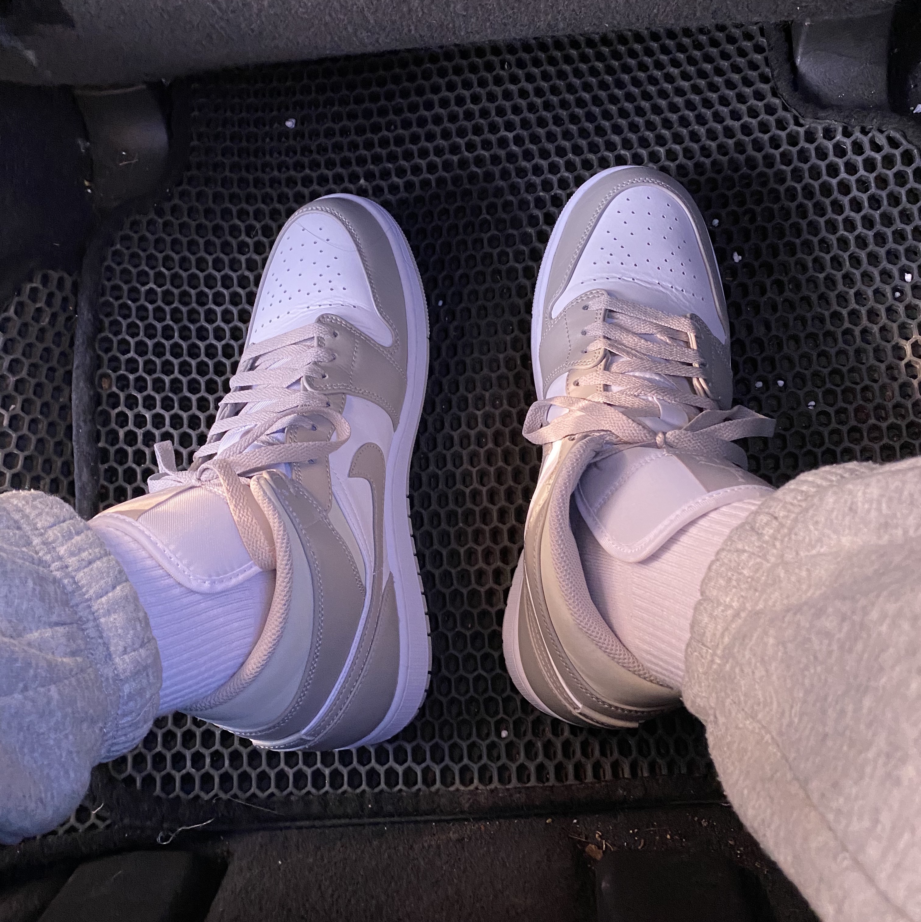 Jordan 1 Mid College Grey 착용 스타일 - 1