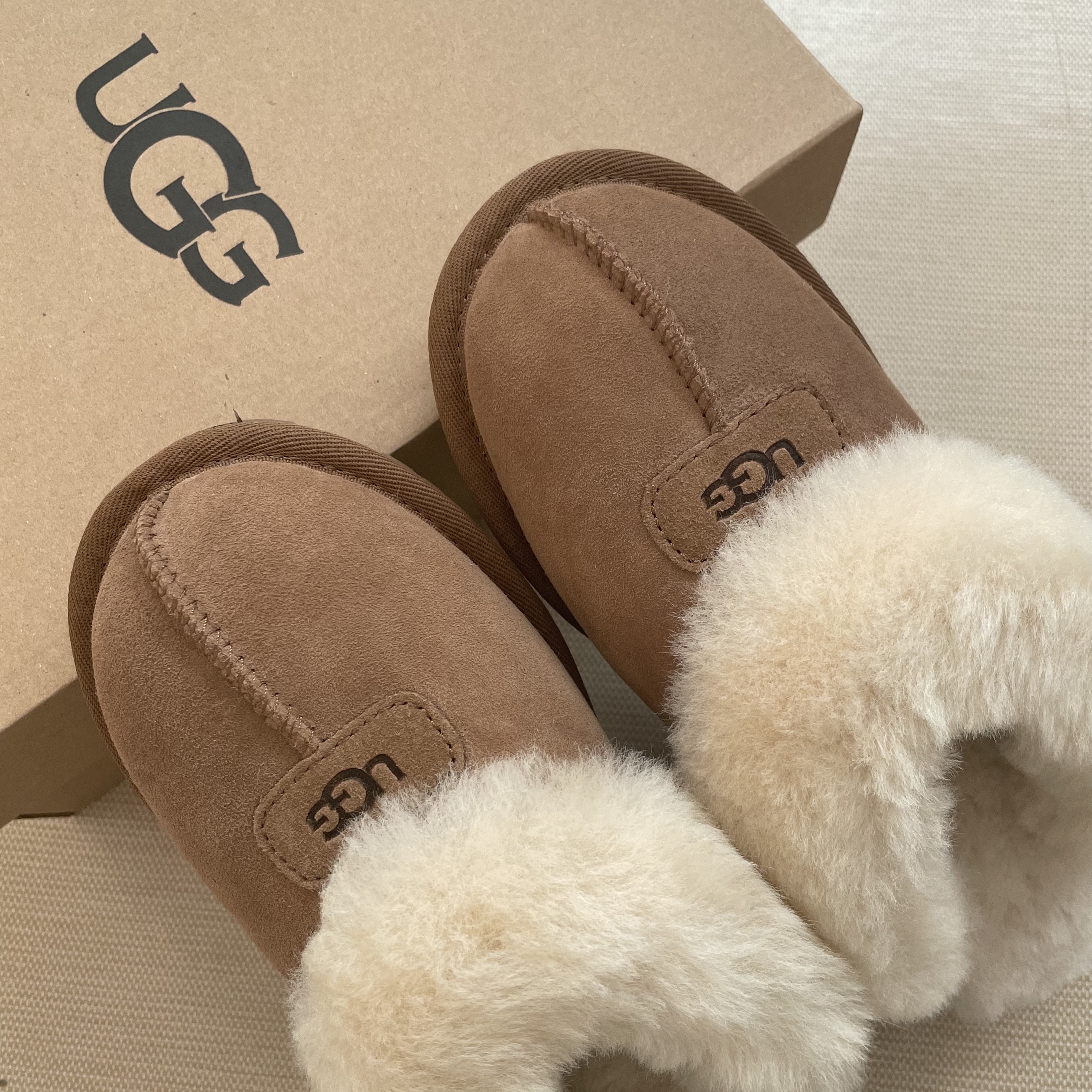 (W) UGG Coquette Slipper Chestnut 착용 스타일