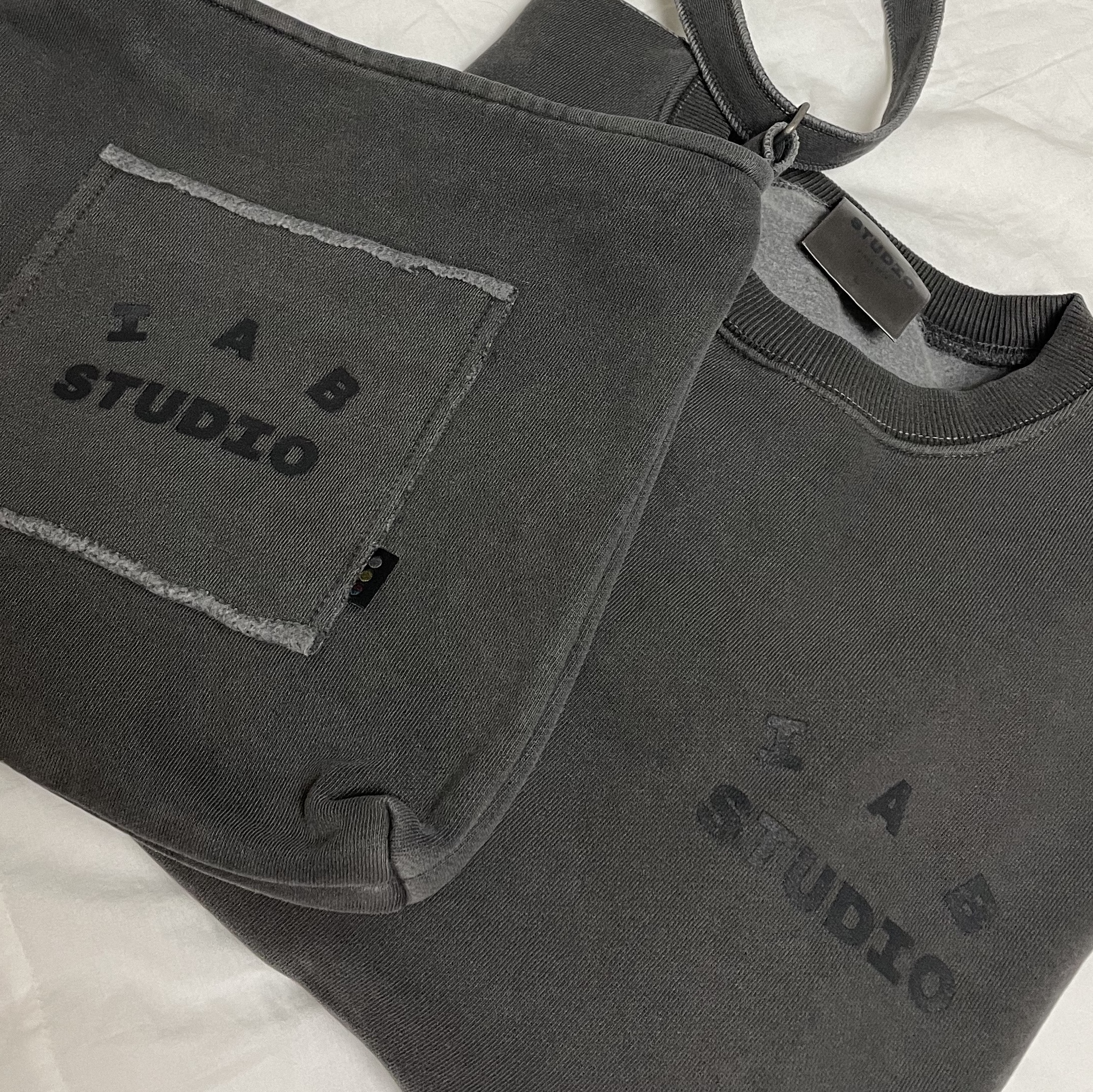 IAB Studio Pigment Sweatshirt & Mini Bag Black 착용 스타일