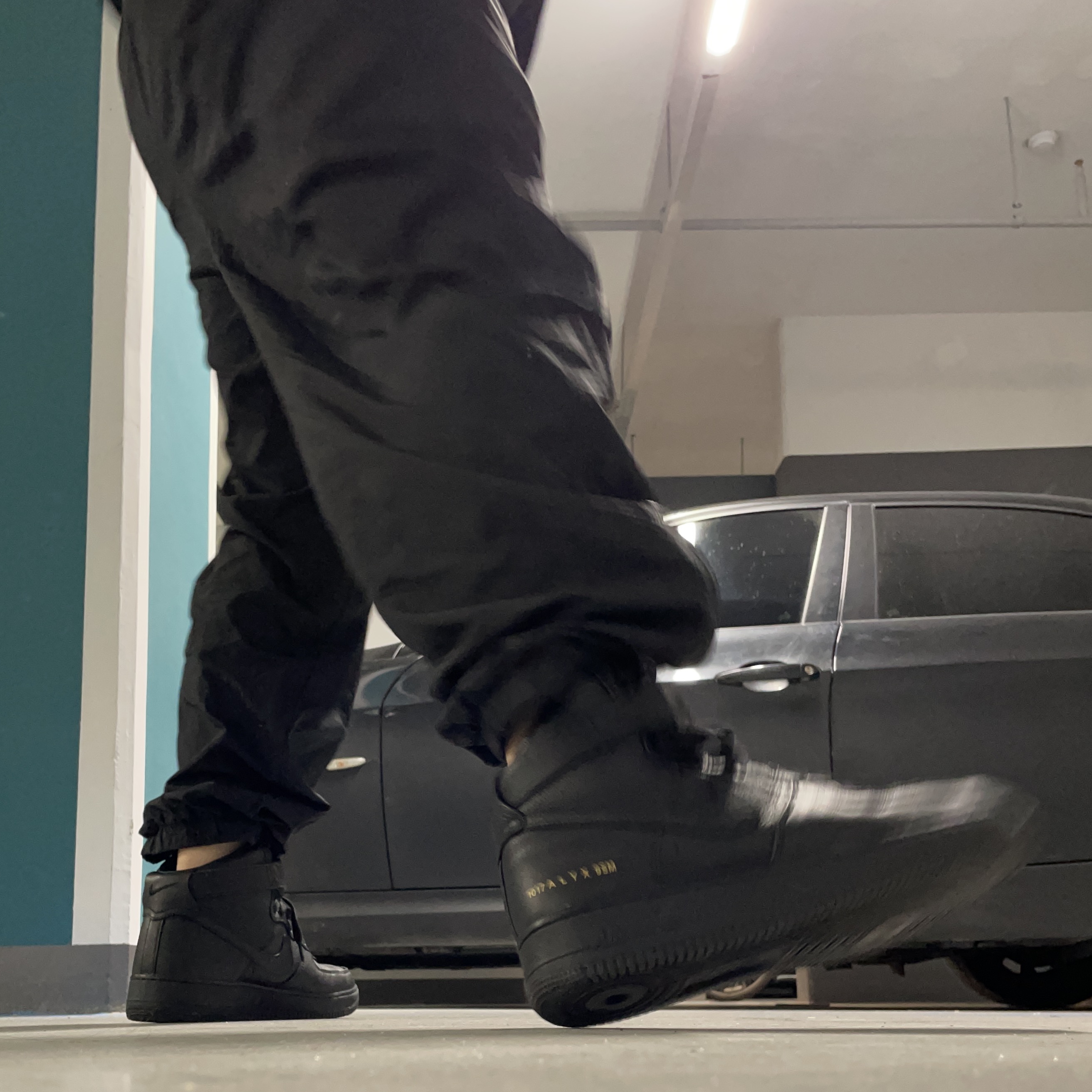 Nike x 1017 Alyx 9SM Air Force 1 High Triple Black 2020 착용 스타일 - 1