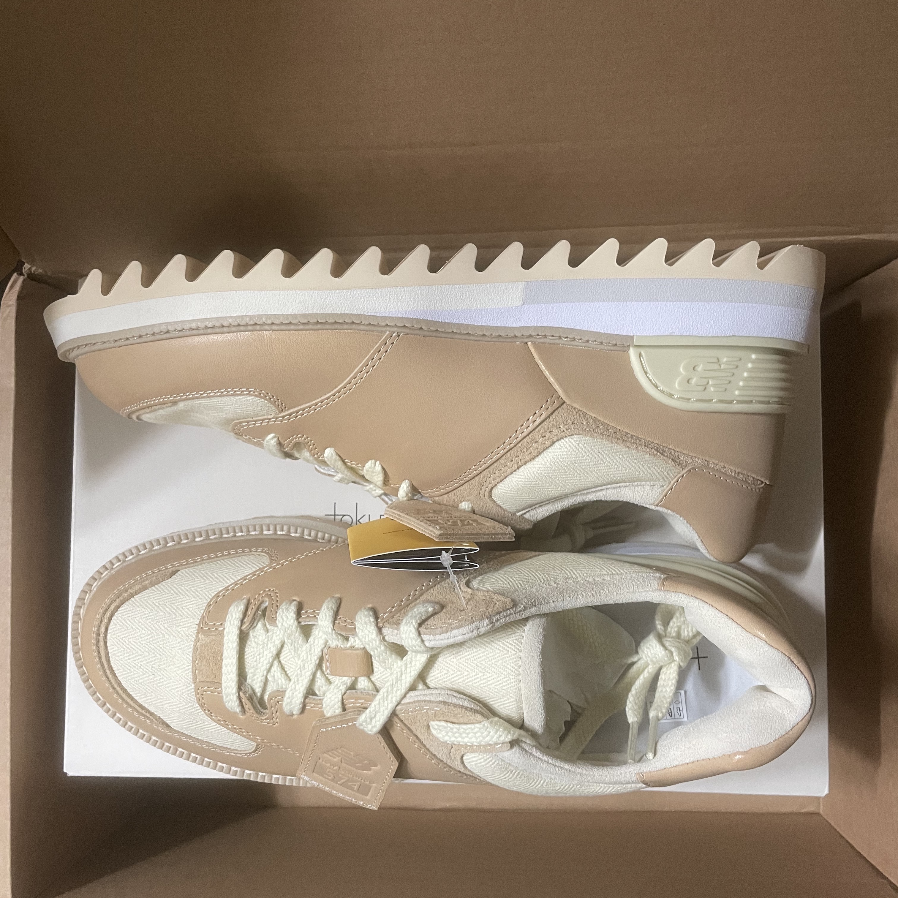 New Balance x Tokyo Design Studio 574 Vachetta Tan 착용 스타일 - 2