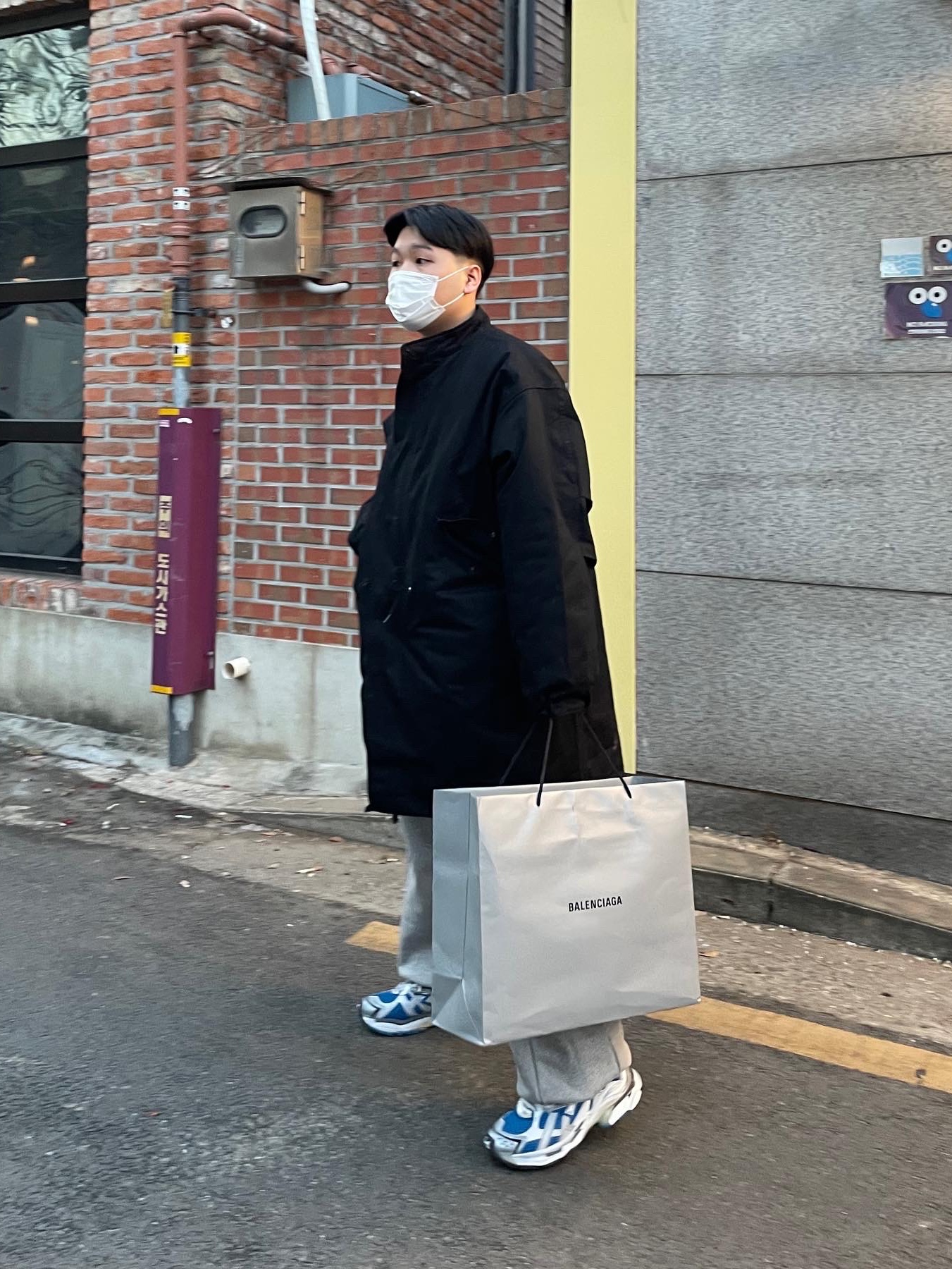 Balenciaga Runner Sneakers Blue White 착용 스타일 - 2