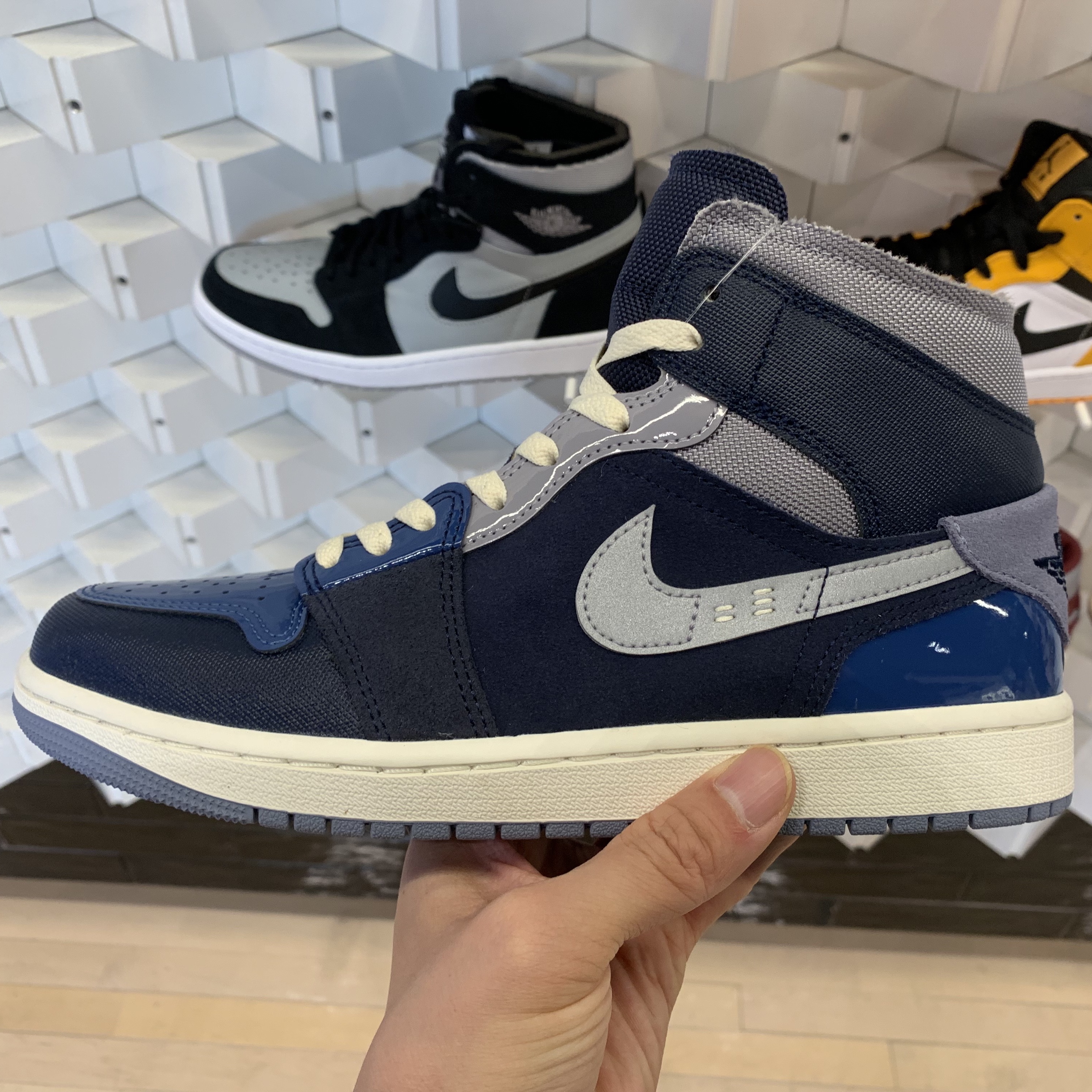 Jordan 1 Mid SE Craft Obsidian French Blue, Jordan 1 Low SE Craft Obsidian 착용 스타일 - 1
