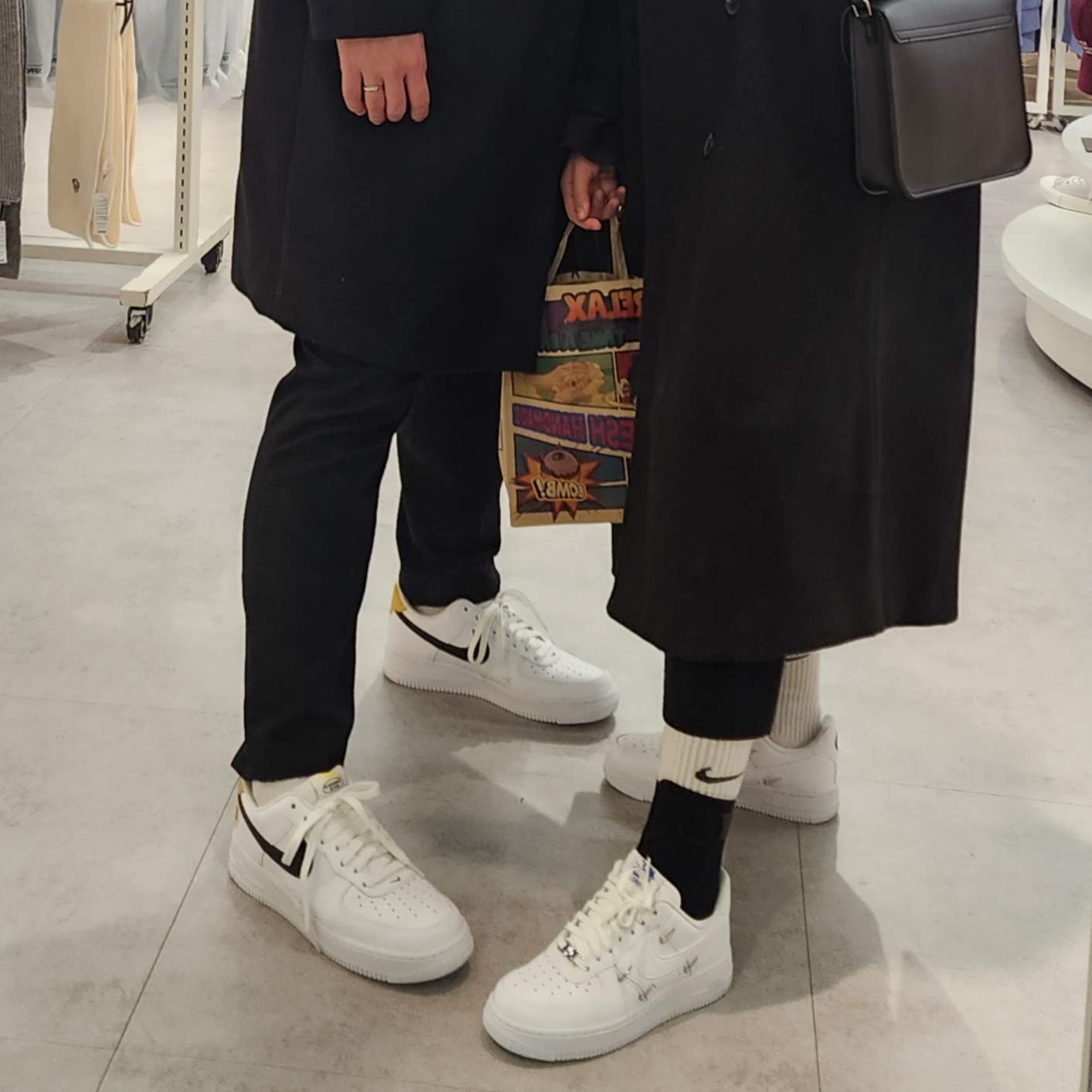 (W) Nike Air Force 1 Low '07 LX Chrome Luxe, Nike Air Force 1 '07 LV8 2 Have a Nike Day 착용 스타일 - 3
