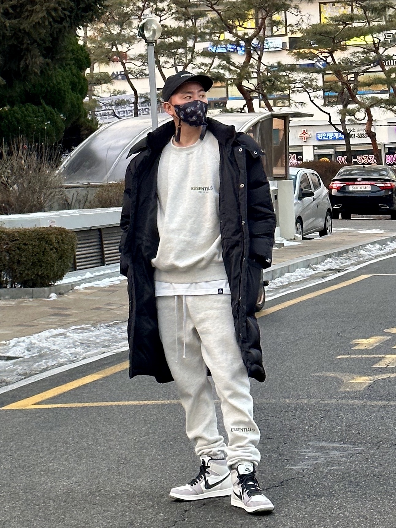 Essentials x New Era Retro Crown Strapback Black, Essentials The Core Collection Crewneck Sweatshirt Light Oatmeal 착용 스타일