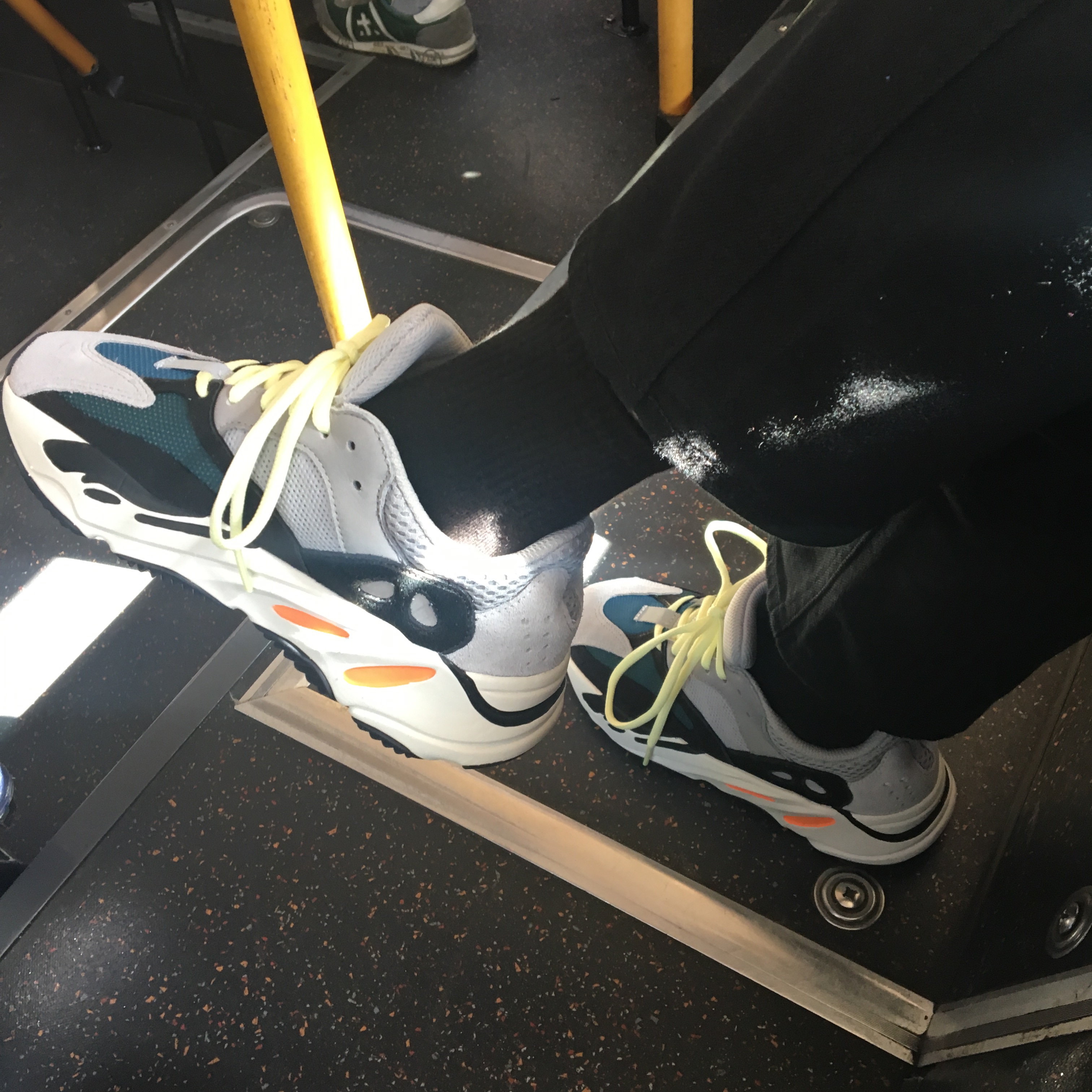 Adidas Yeezy Boost 700 Wave Runner Solid Grey 2017/2019 착용 스타일