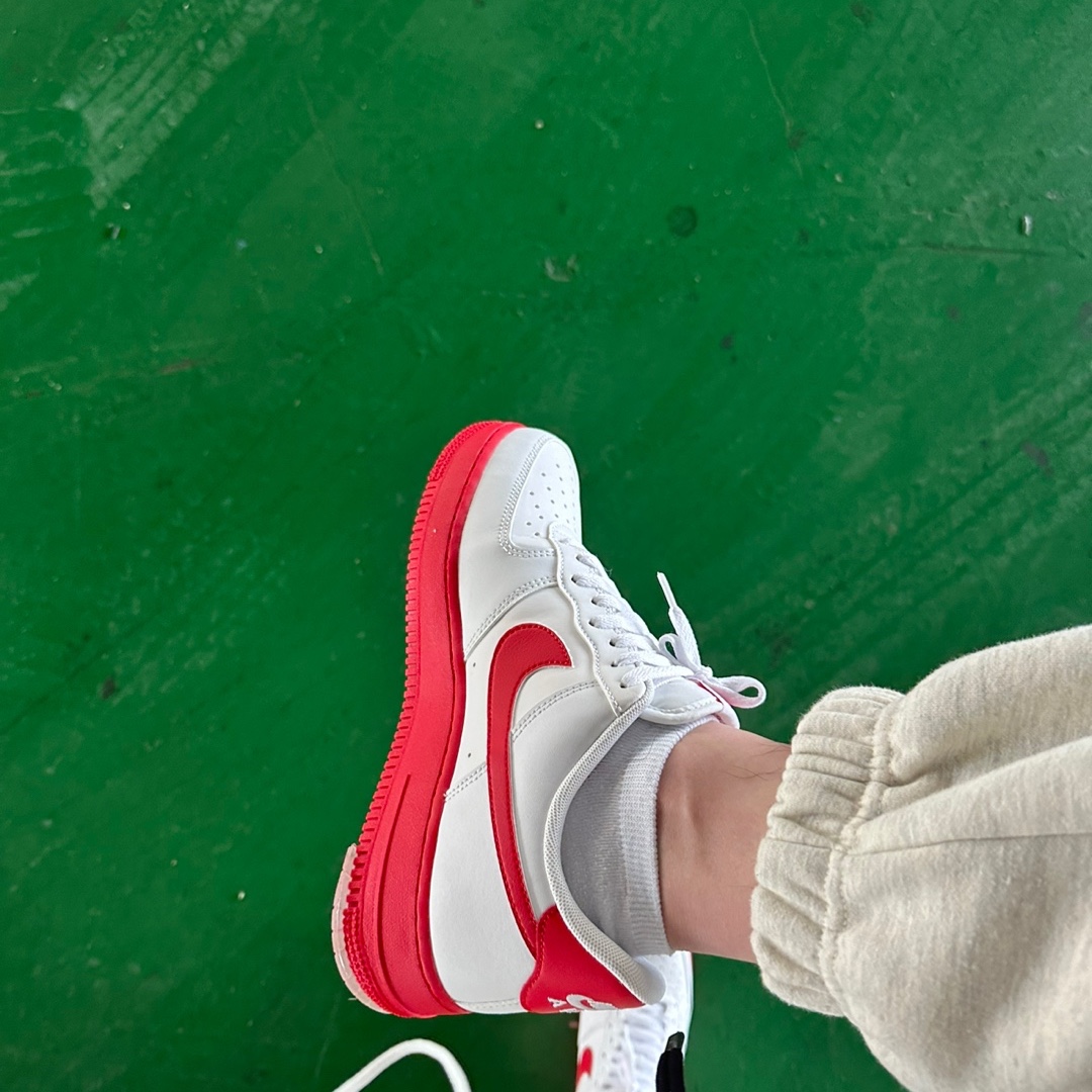Nike Air Force 1 Low White Red Midsole 착용 스타일