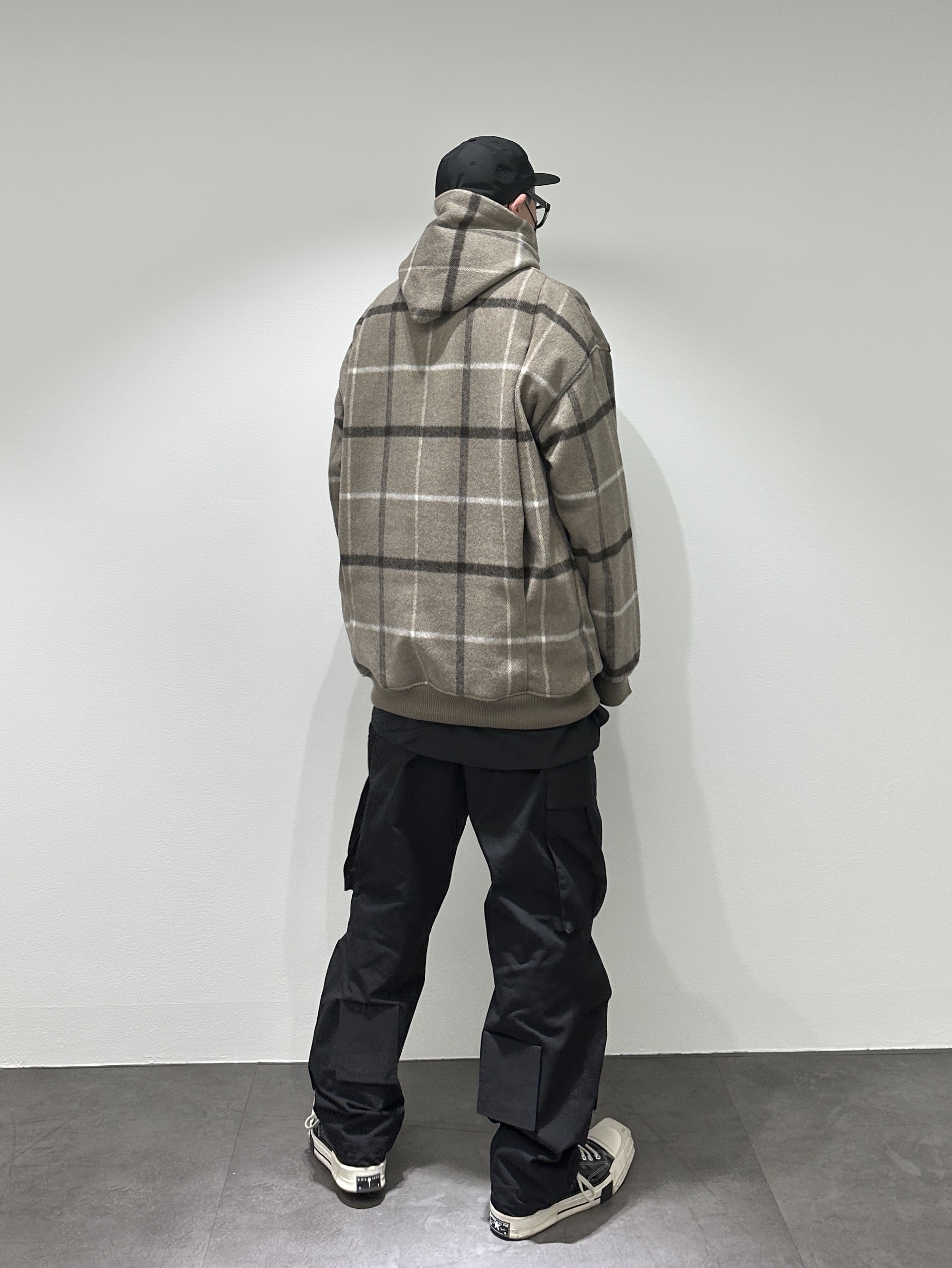 Converse x Drkshdw Turbodrk Chuck 70 Hi Black Lacquered Denim, Essentials x New Era Retro Crown Strapback Black 착용 스타일 - 1