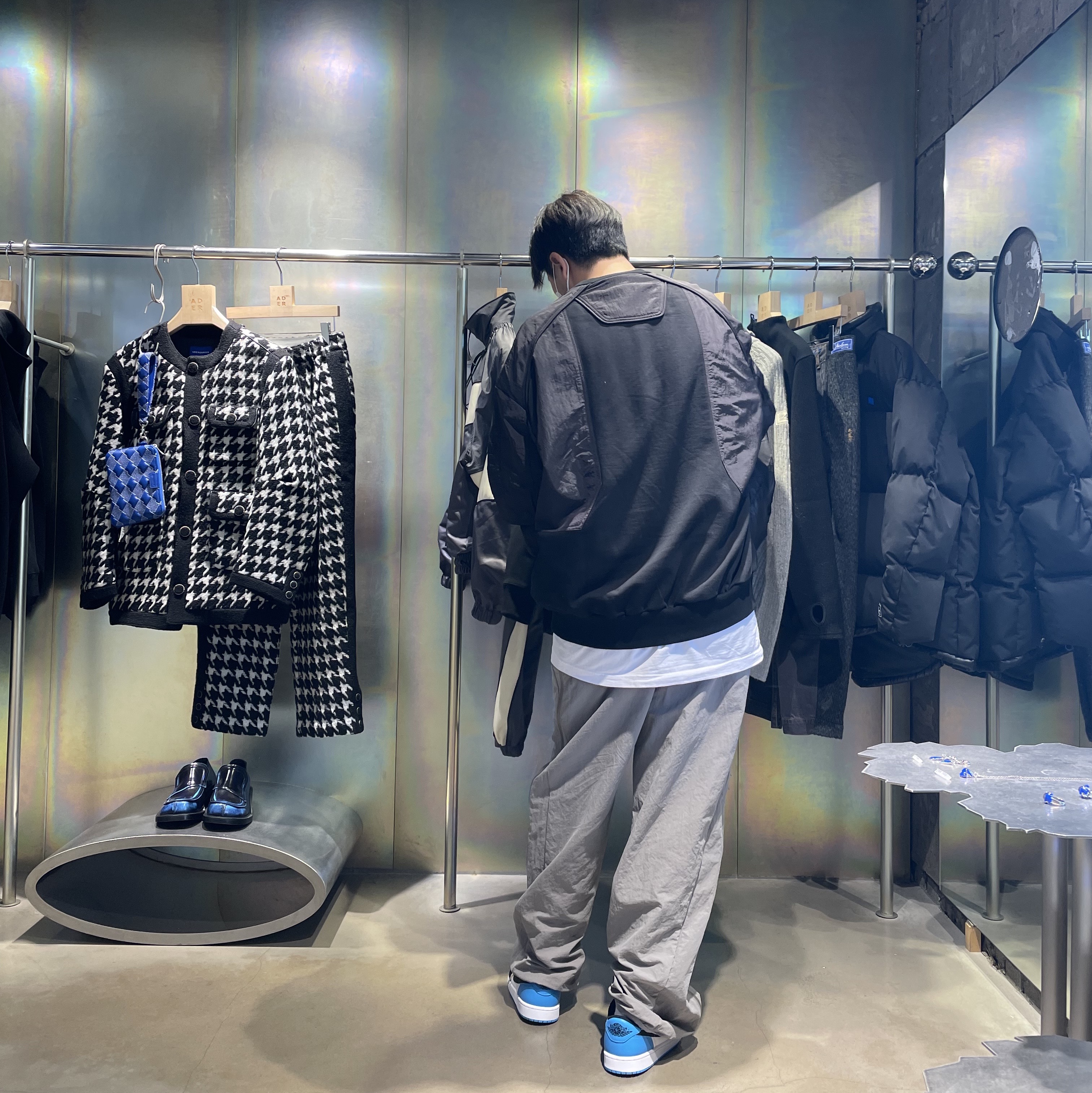 Jordan 1 Retro Low OG Black and Dark Powder Blue, Sansan Gear Zipper Pants Gray - 22SS 착용 스타일