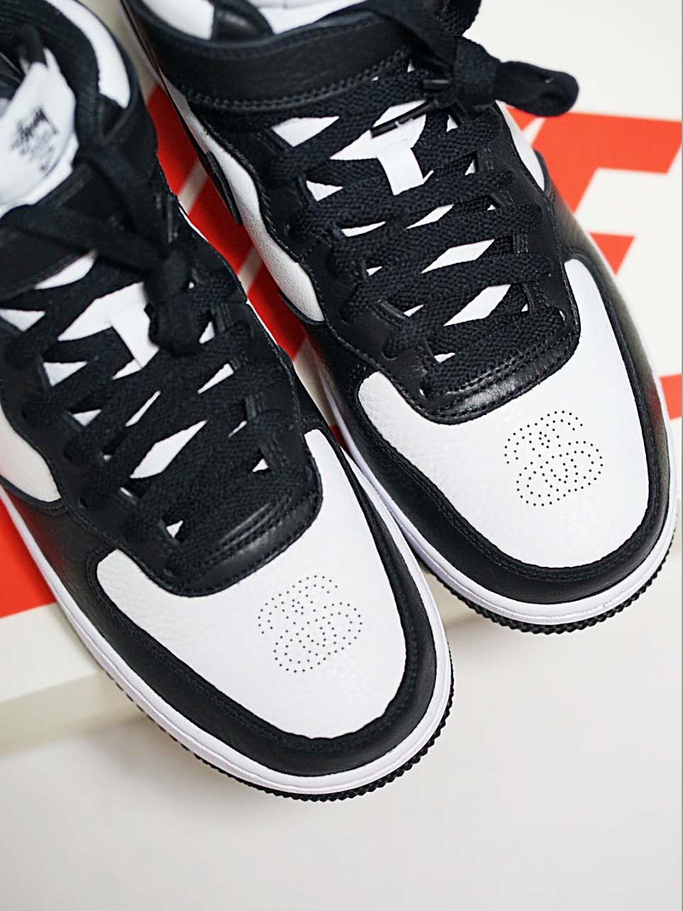 Nike x Stussy Air Force 1 '07 Mid SP Black and Light Bone 착용 스타일 - 4