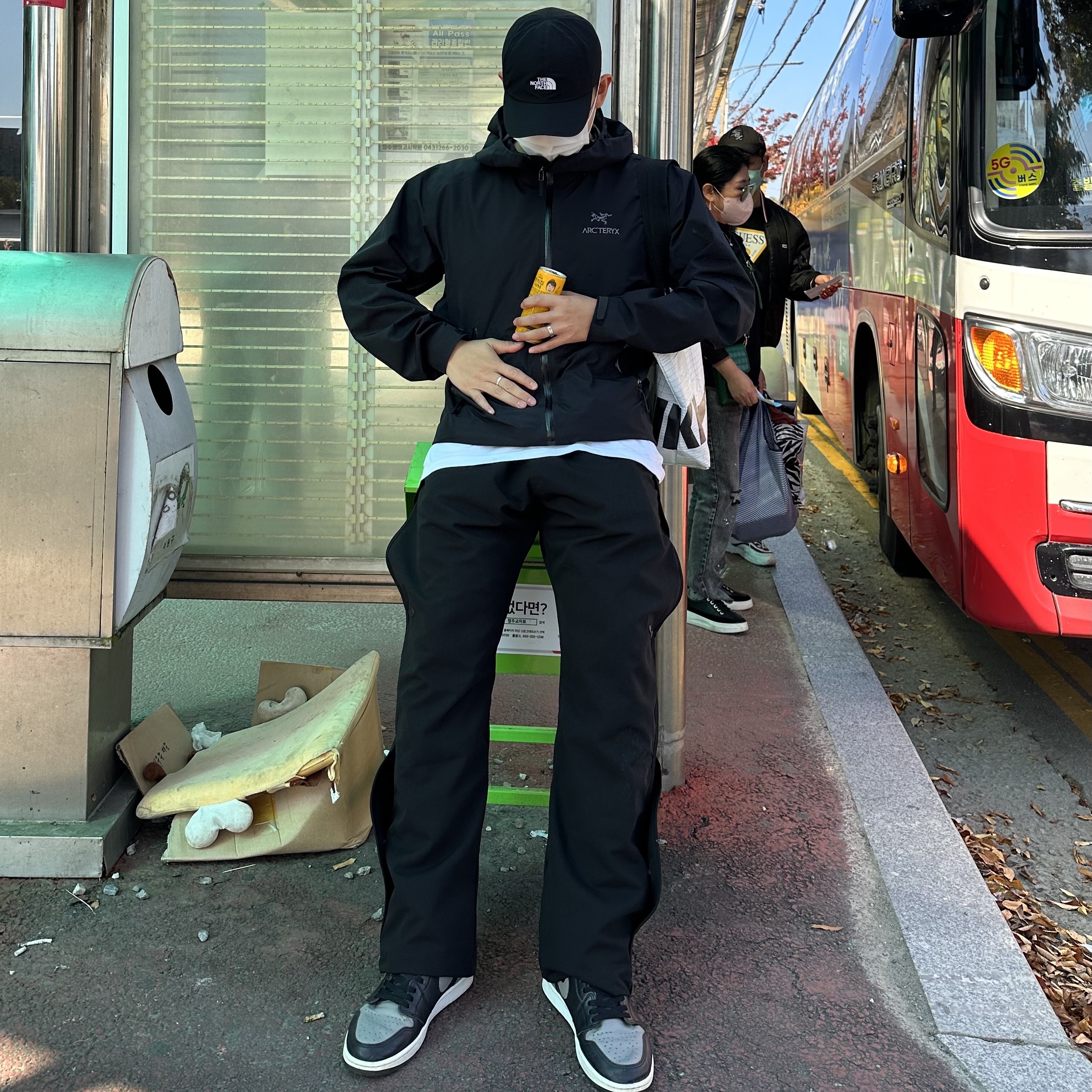 Arc'teryx Beta LT Jacket Black, Sansan Gear Wave Pants Black - 22FW 착용 스타일 - 1