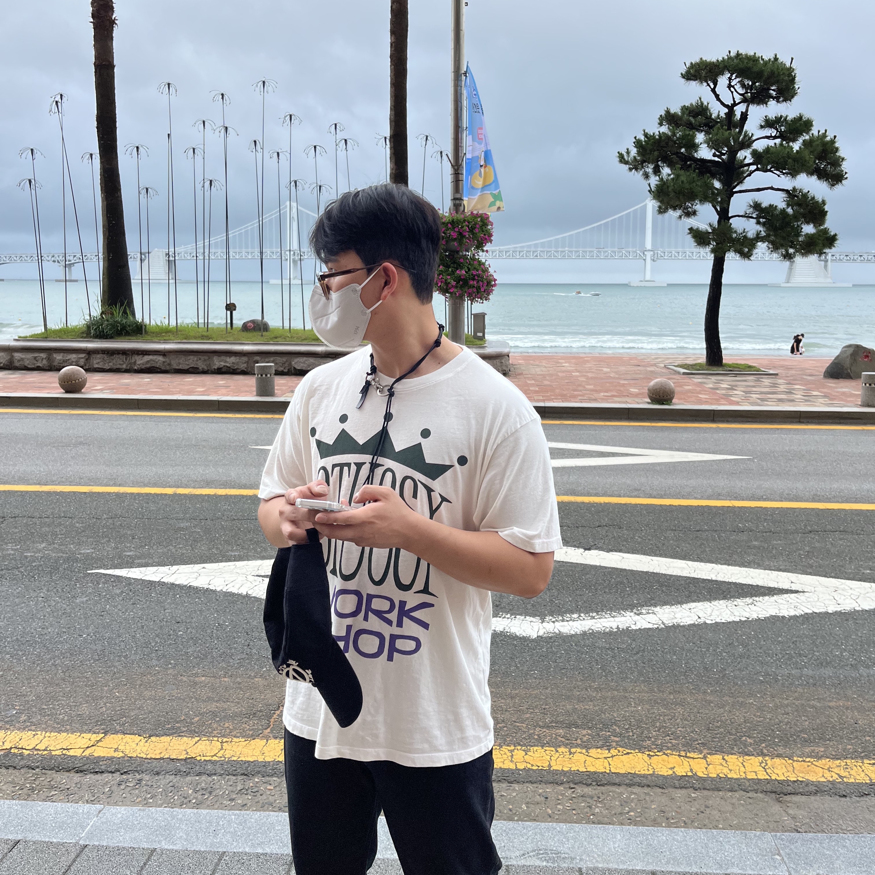 Stussy x Our Legacy King Size Pigment Dyed T-Shirt Natural, Our Legacy Ladon Leather Keychain Black 착용 스타일