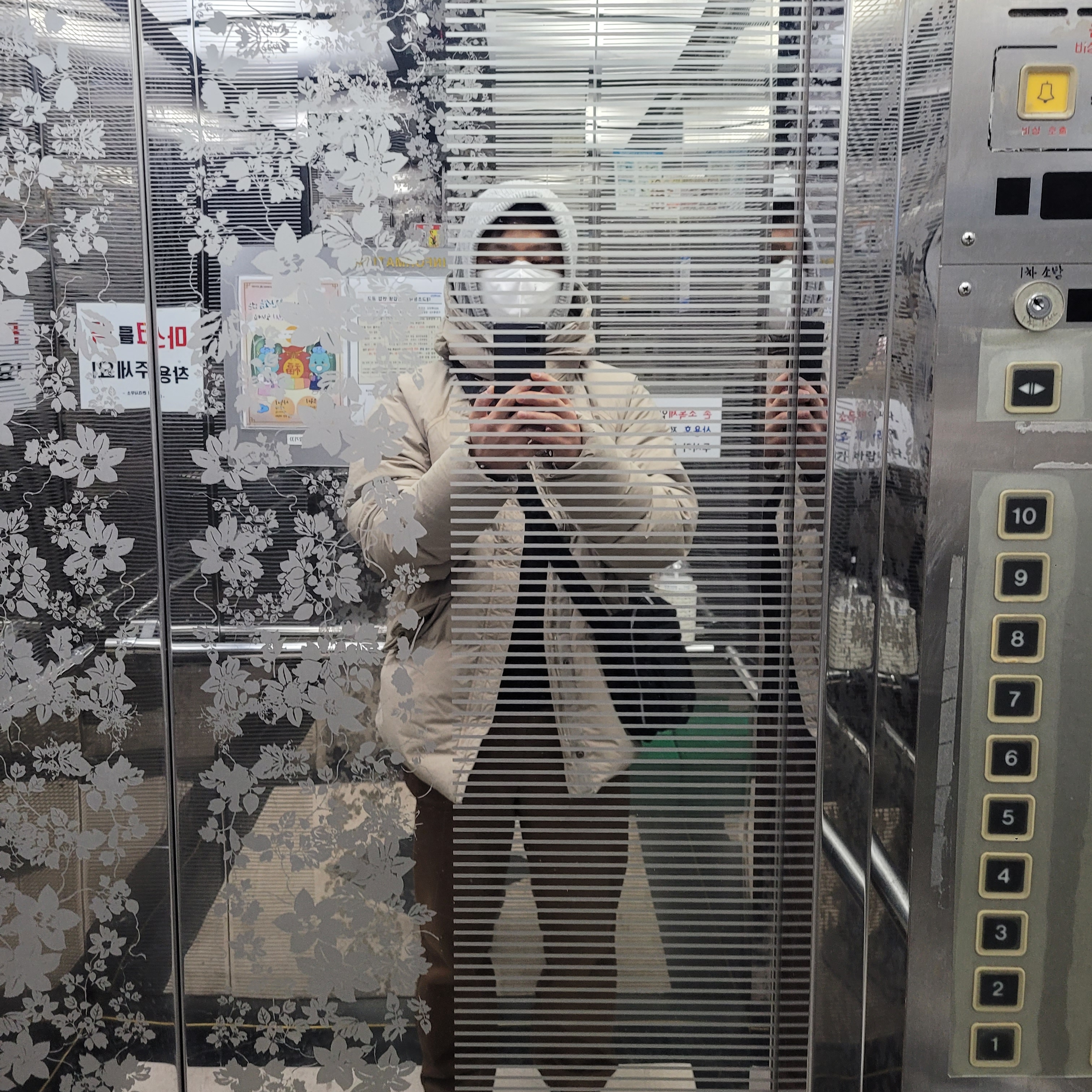 Ten C Artic Down Parka Pale Taupe 착용 스타일