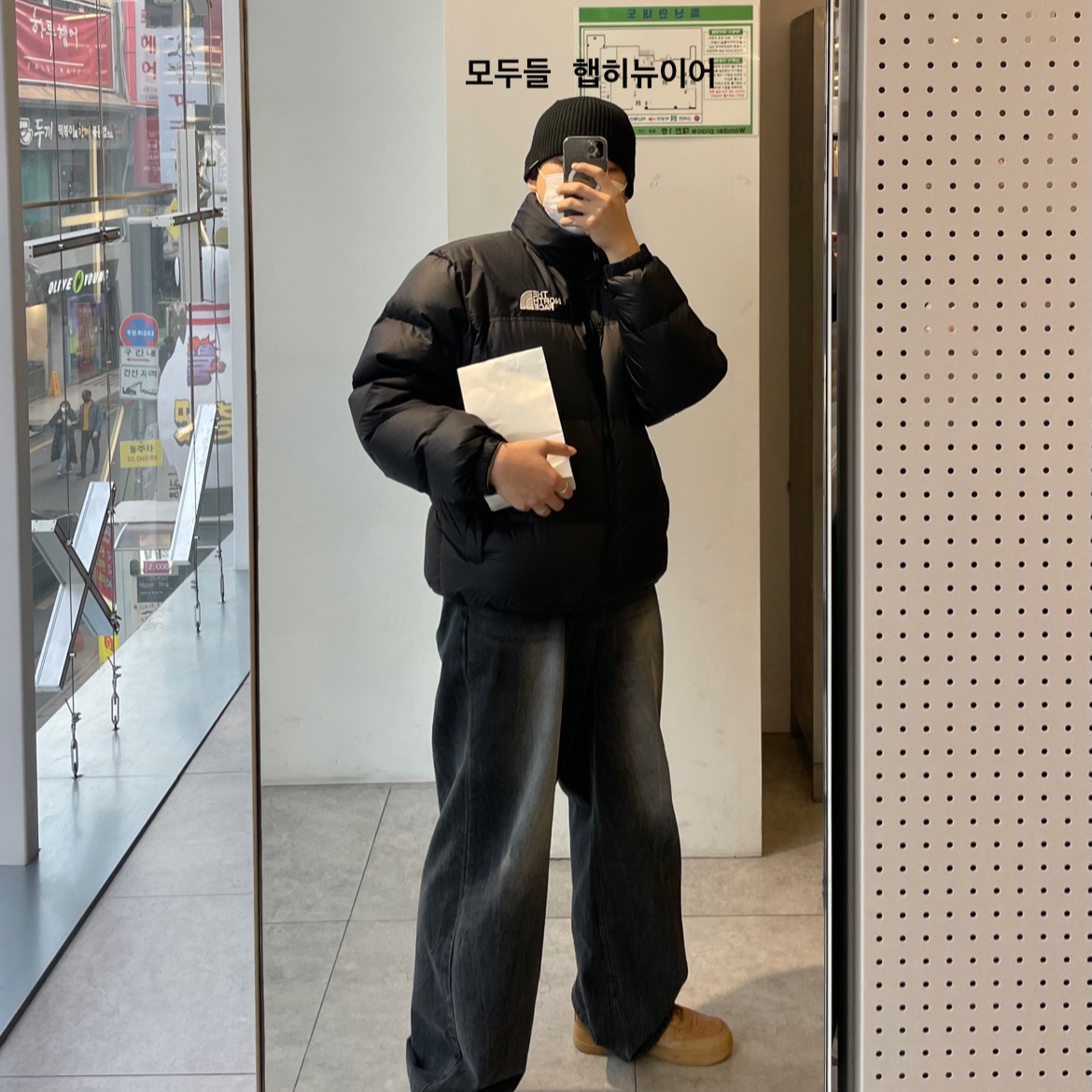 Nike Air Force 1 '07 WB Flax, The North Face 1996 Eco Nuptse Jacket Black 착용 스타일