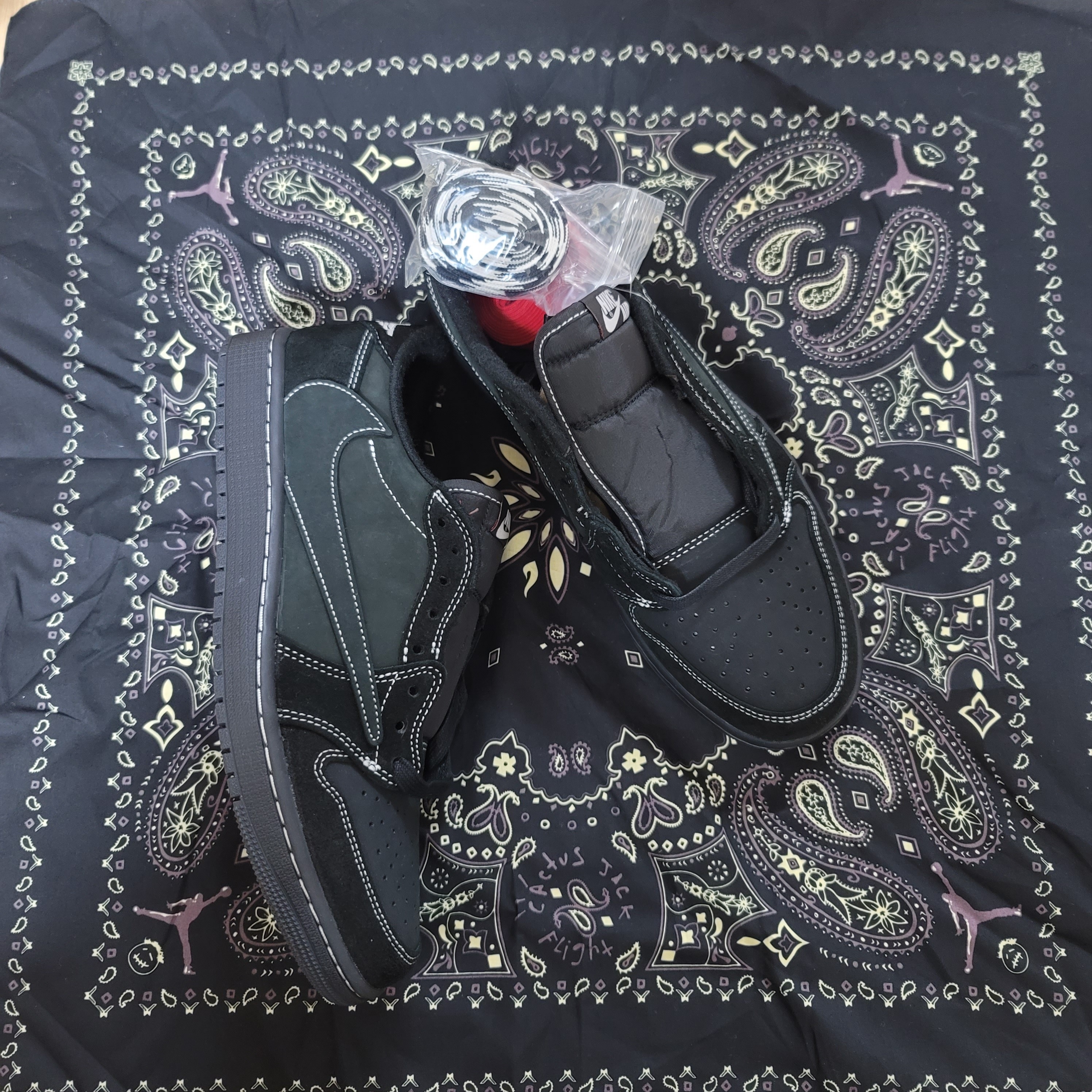 Jordan 1 x Travis Scott Retro Low OG SP Black Phantom 착용 스타일 - 1
